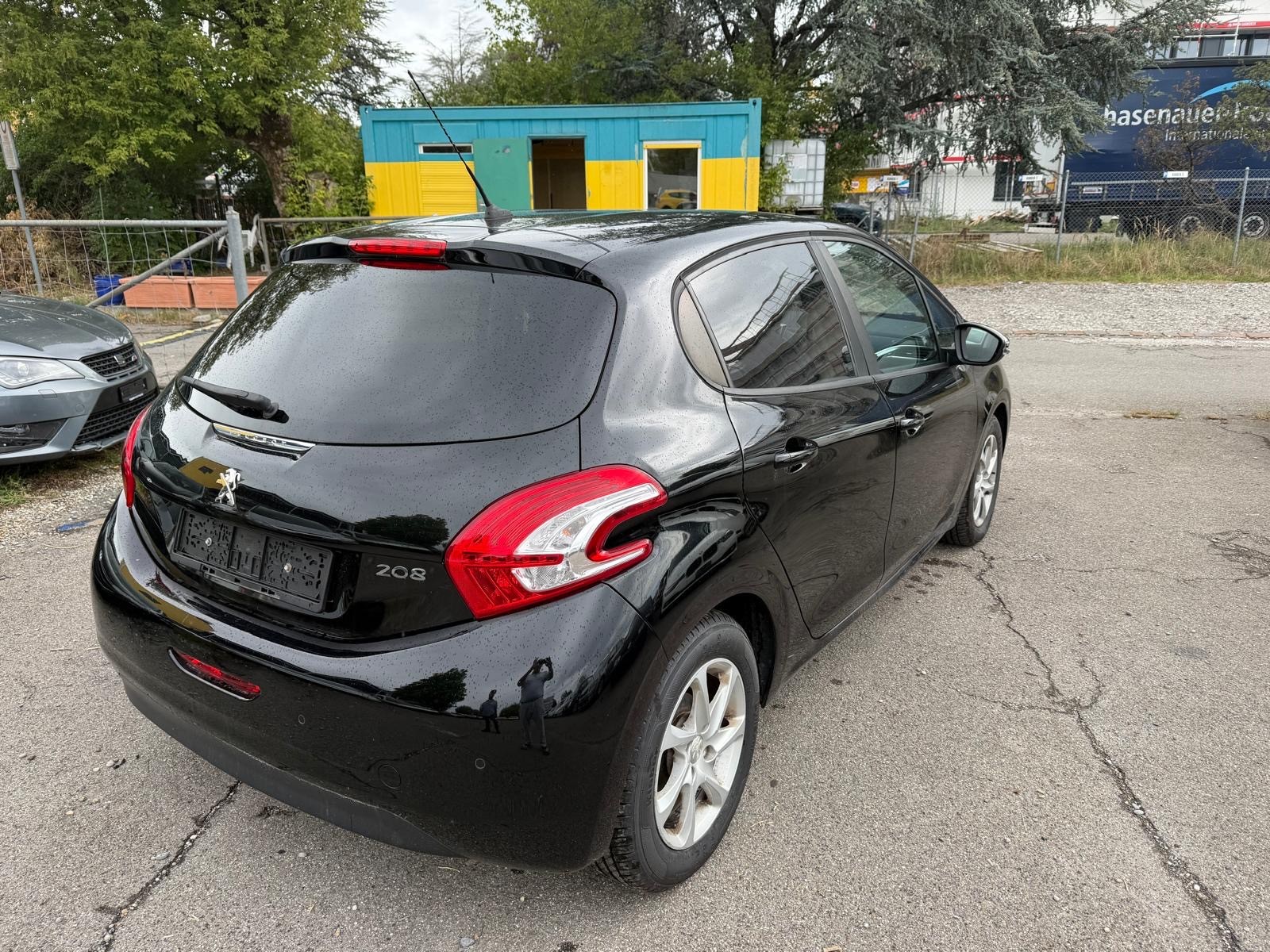 PEUGEOT 208 1.2 VTI Style-image-4