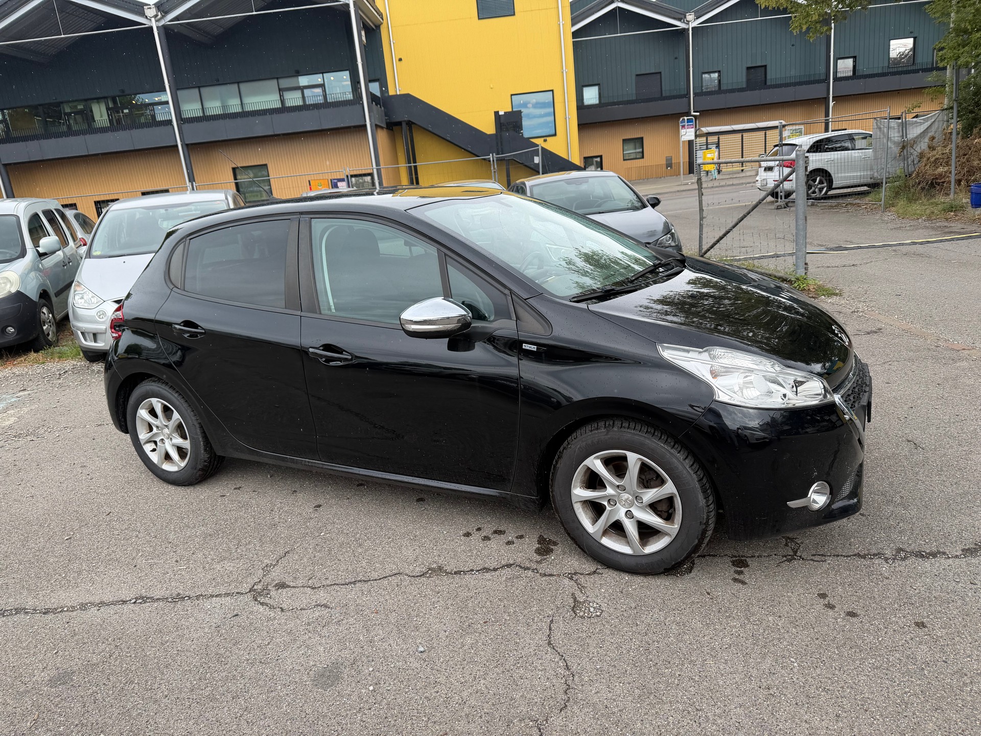 PEUGEOT 208 1.2 VTI Style-image-1