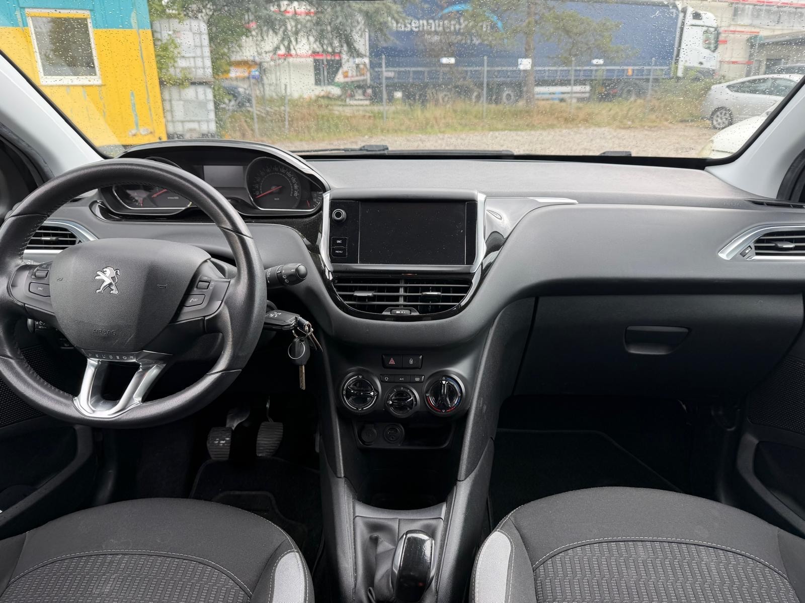 PEUGEOT 208 1.2 VTI Style-image-10