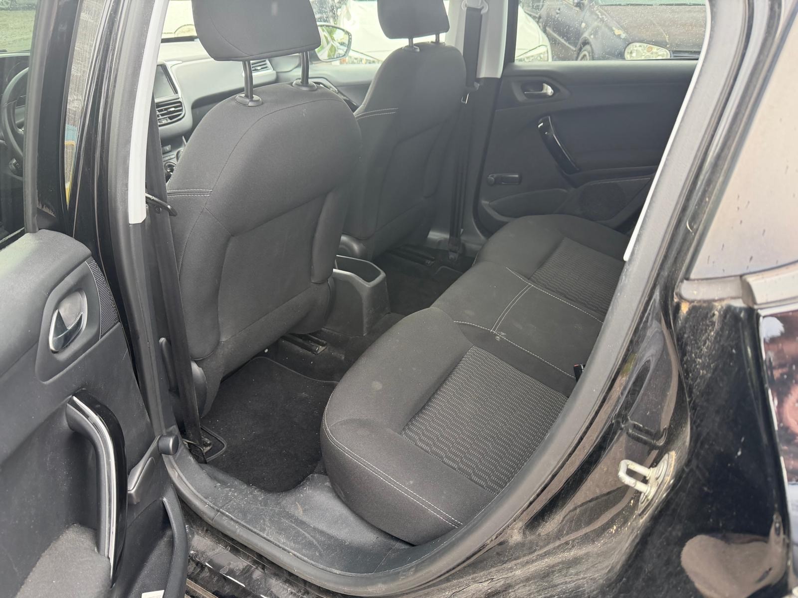 PEUGEOT 208 1.2 VTI Style-image-6