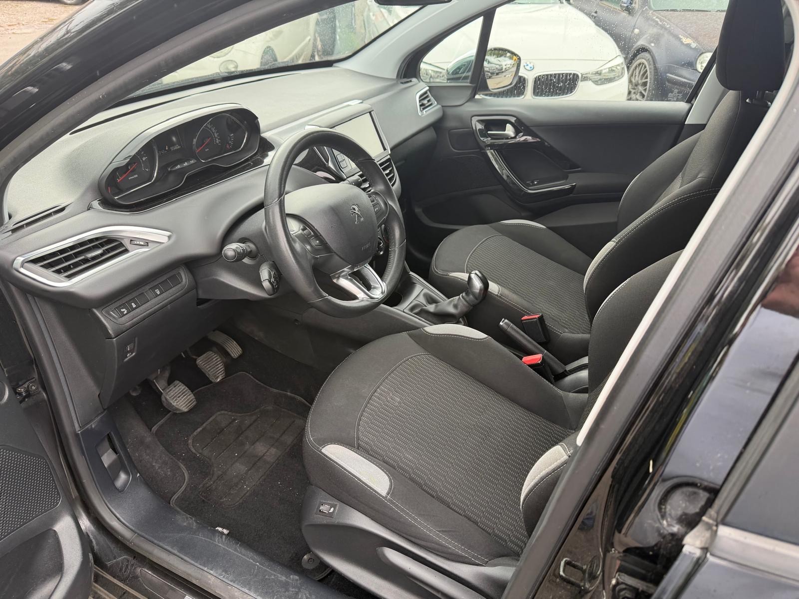 PEUGEOT 208 1.2 VTI Style-image-8