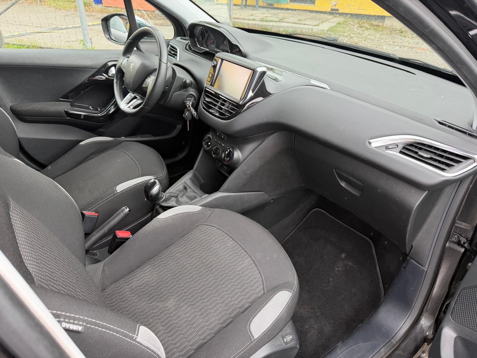 PEUGEOT 208 1.2 VTI Style-image-5