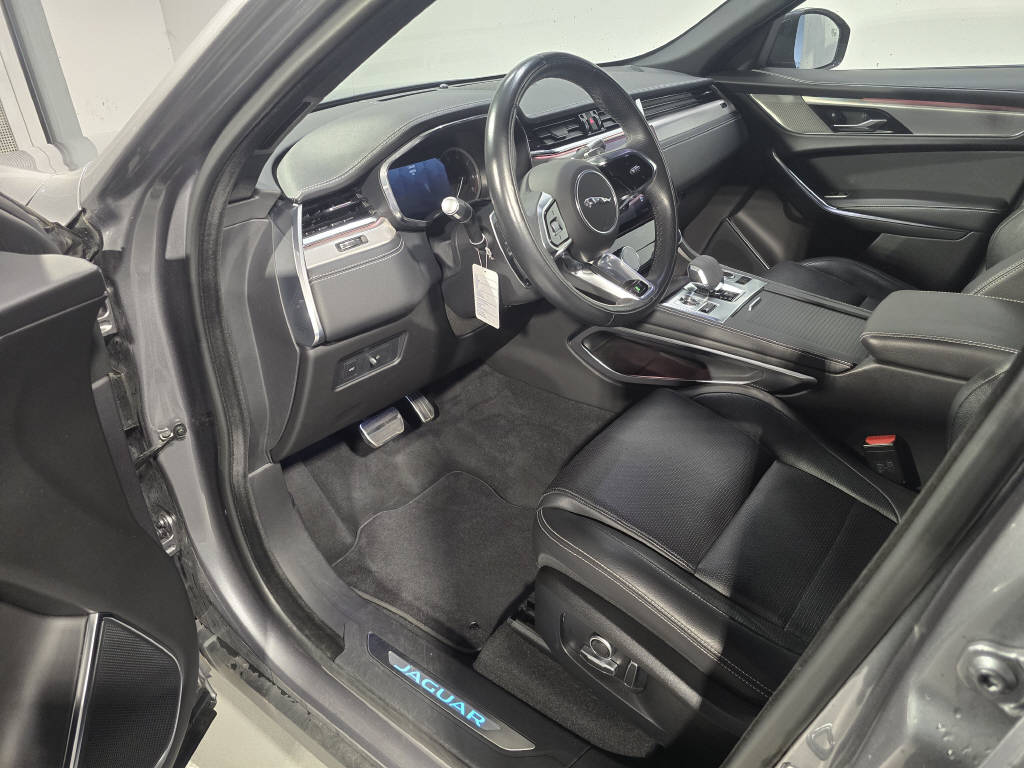 JAGUAR F-Pace 2.0 I4 250 R-Dynamic SE AWD-image-11
