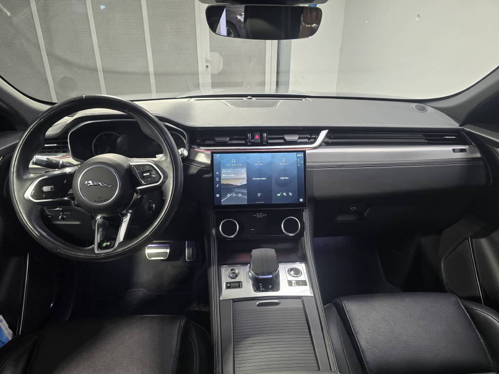 JAGUAR F-Pace 2.0 I4 250 R-Dynamic SE AWD-image-8