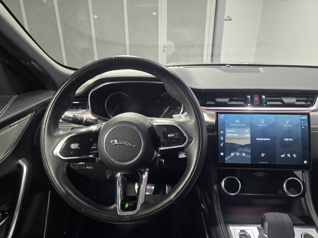 JAGUAR F-Pace 2.0 I4 250 R-Dynamic SE AWD-image-7