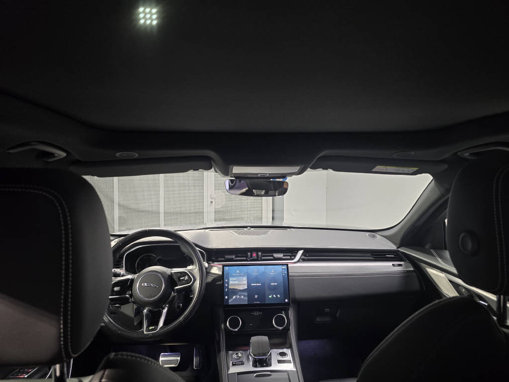 JAGUAR F-Pace 2.0 I4 250 R-Dynamic SE AWD-image-9