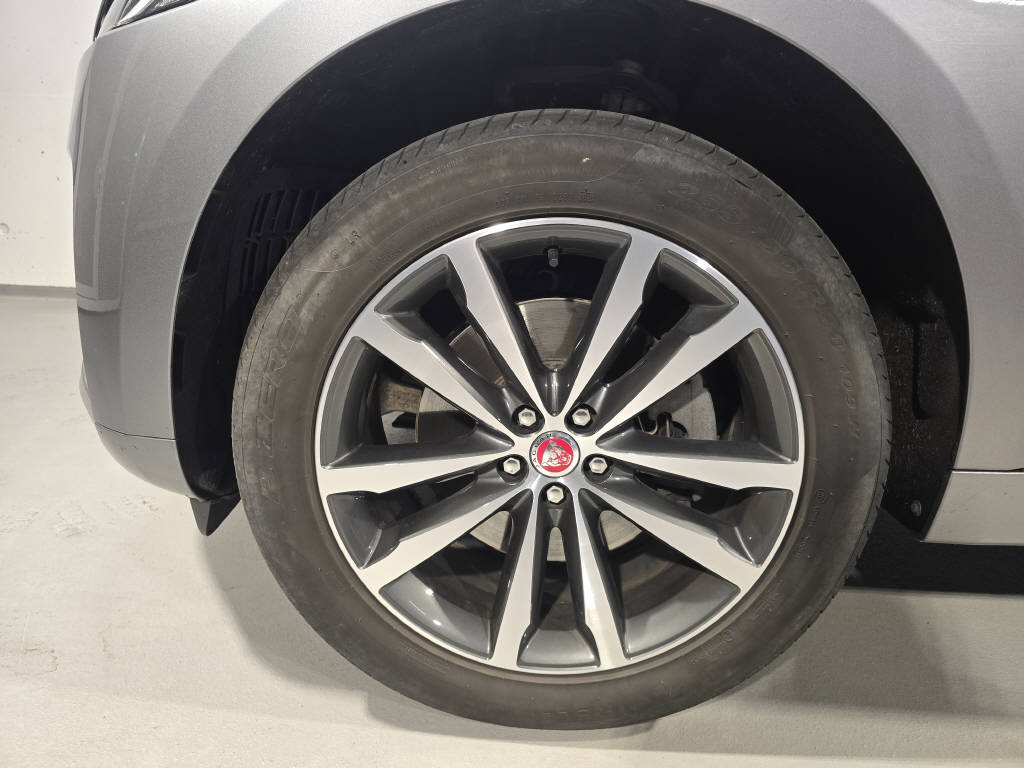 JAGUAR F-Pace 2.0 I4 250 R-Dynamic SE AWD-image-15