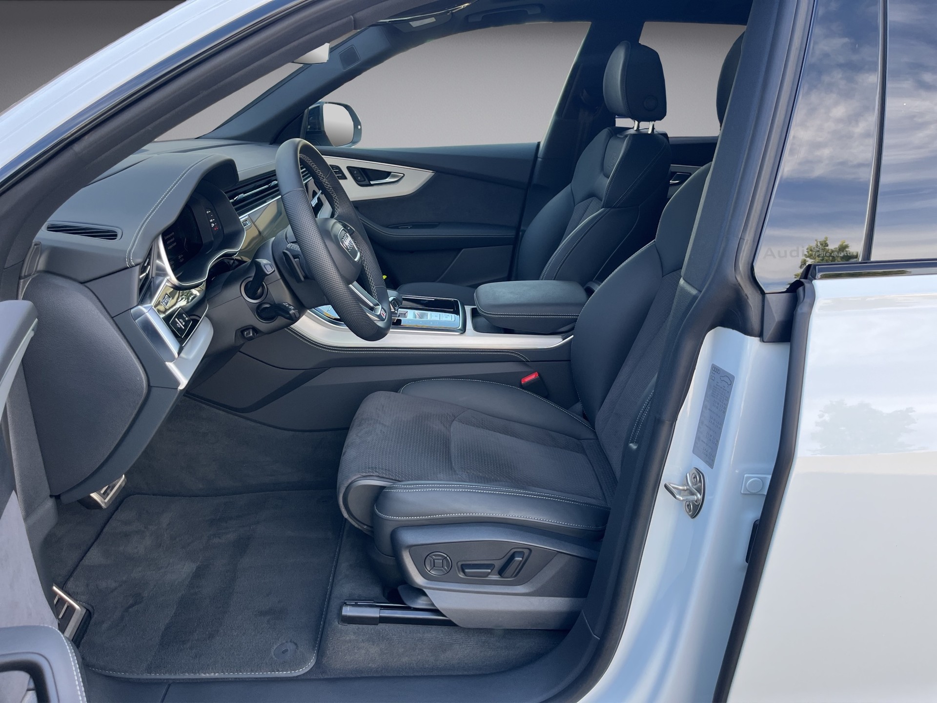 AUDI Q8 SUV TFSI e quattro 290 kW tiptronic *Standklima/Heizung, Allradlenkung Panodach, B&O, Nachtsicht, 5J.Garantie*-image-9