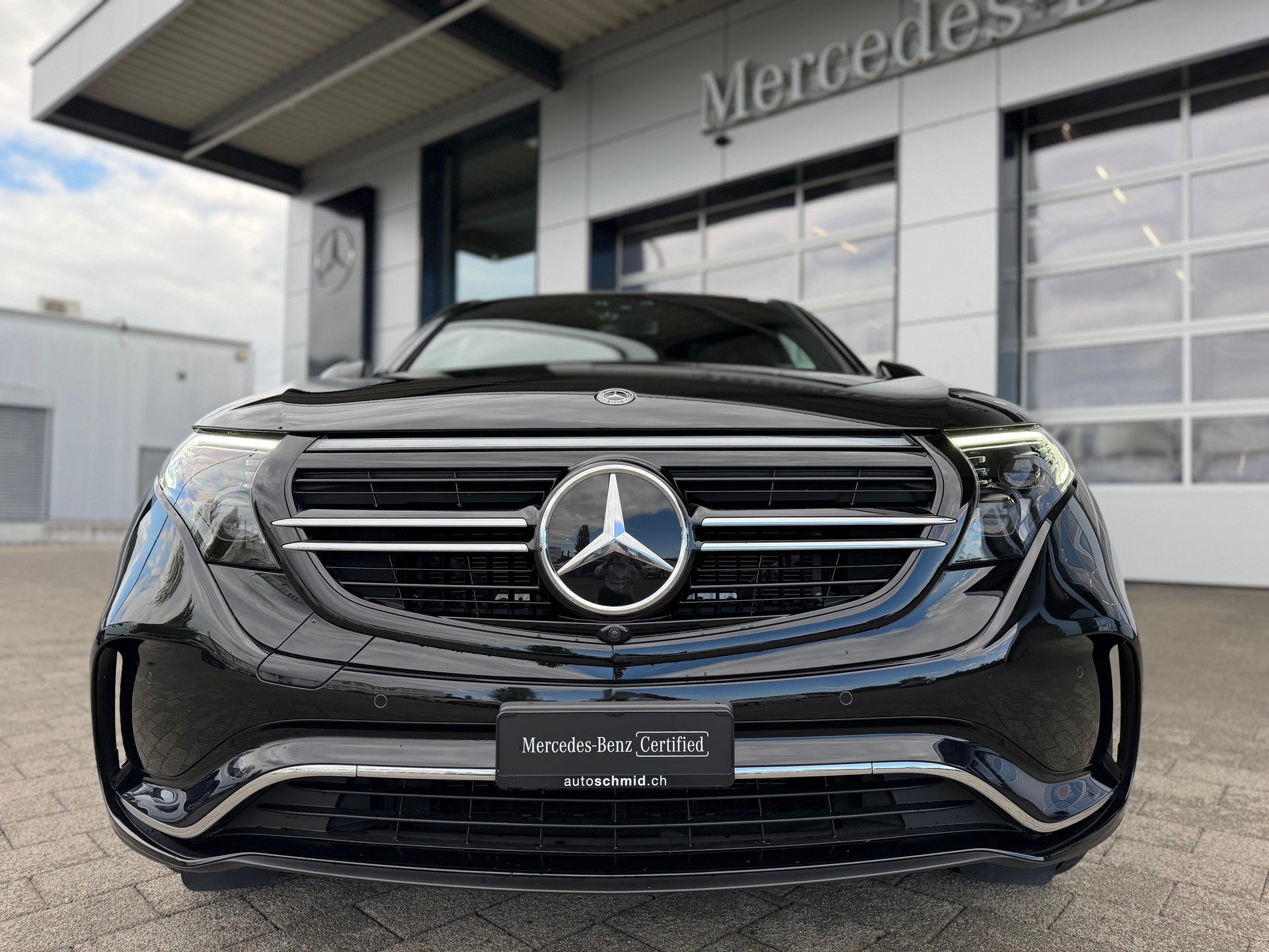MERCEDES-BENZ EQC 400 AMG Line 4Matic EQ Star-showroom-element-2