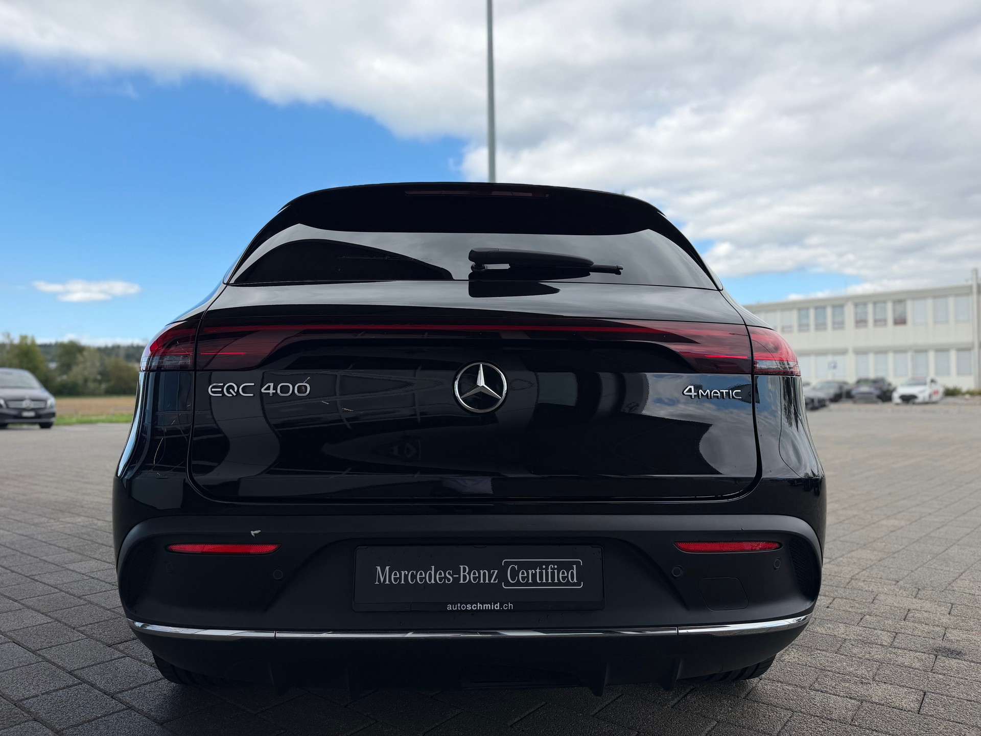 MERCEDES-BENZ EQC 400 AMG Line 4Matic EQ Star-showroom-element-3