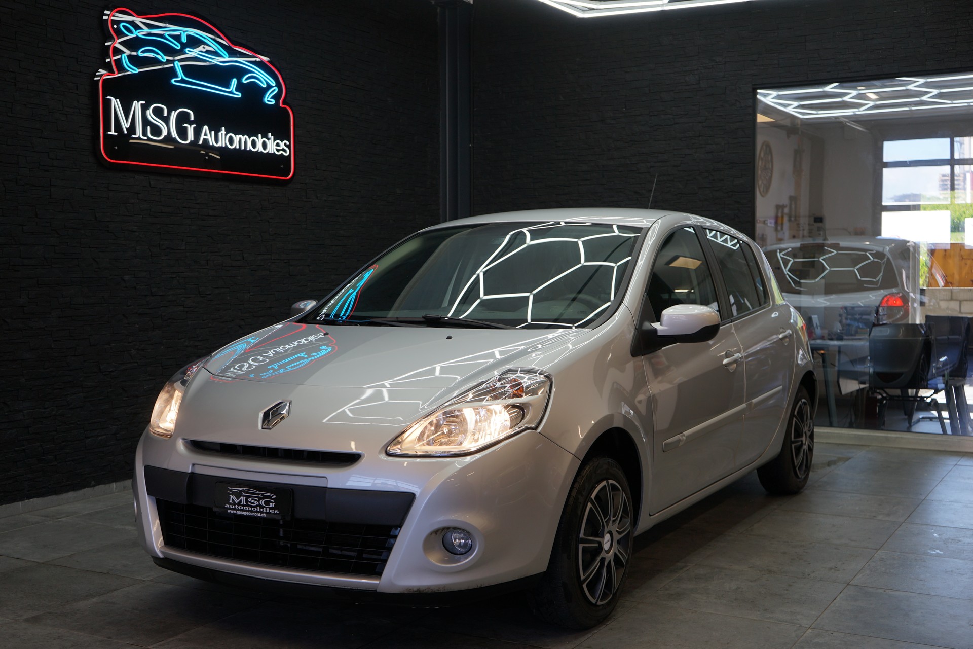 RENAULT Clio 1.2 16V Collection-image-0