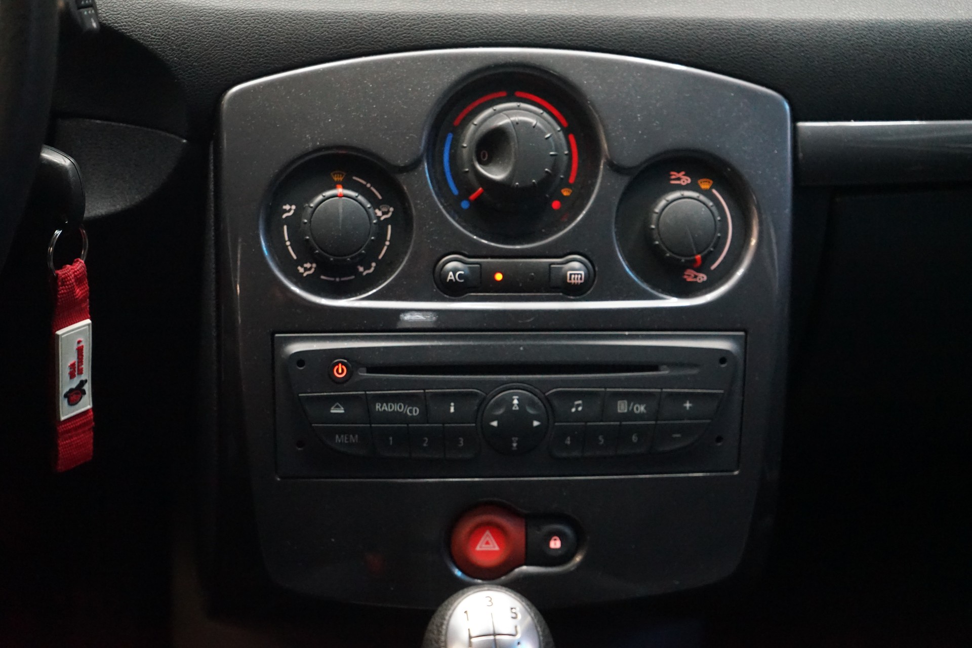 RENAULT Clio 1.2 16V Collection-image-9