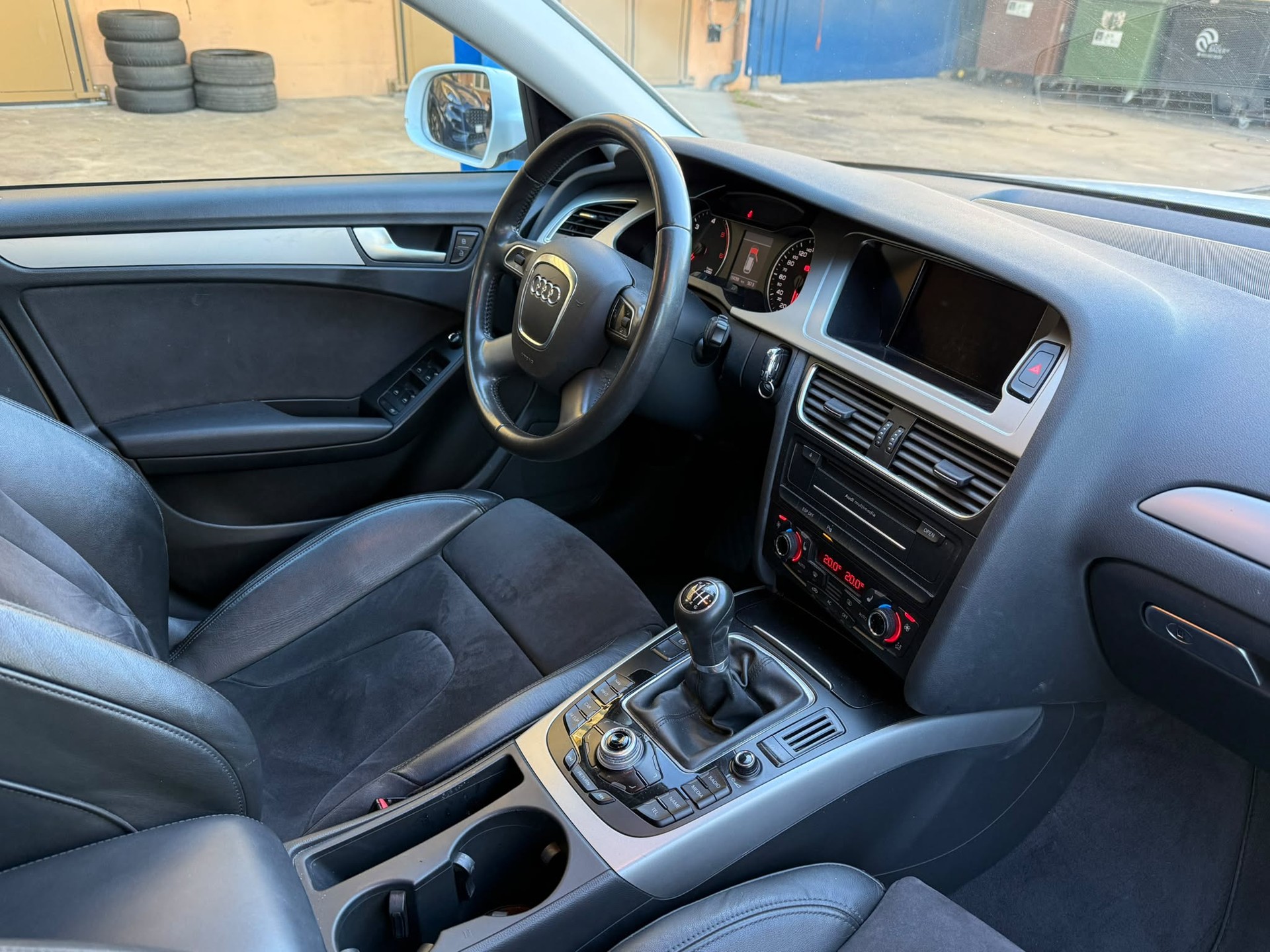 AUDI A4 Avant 2.0 TDI quattro-image-9