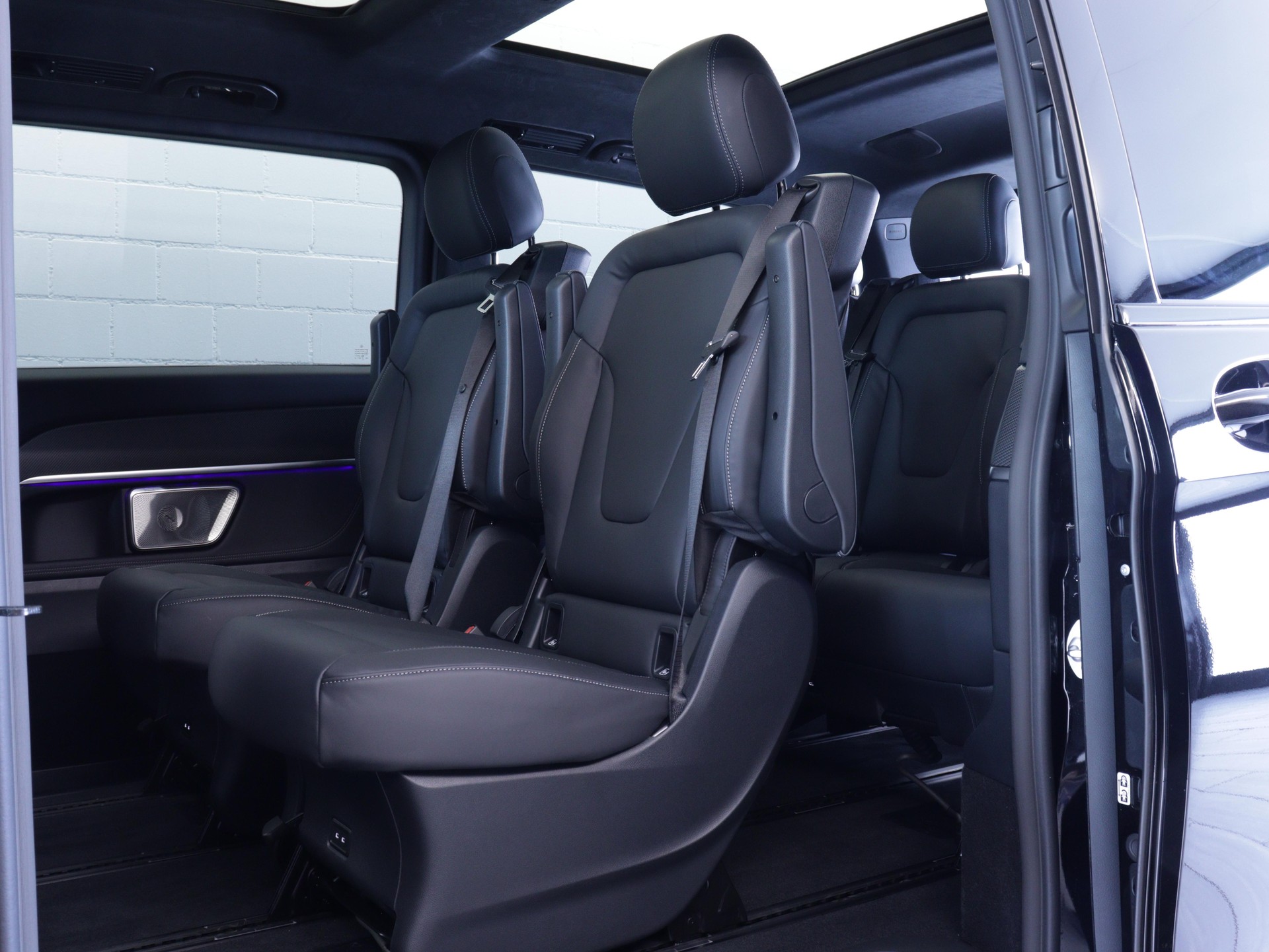MERCEDES-BENZ V 300 d Swiss Ed. lang 4matic Van-image-10