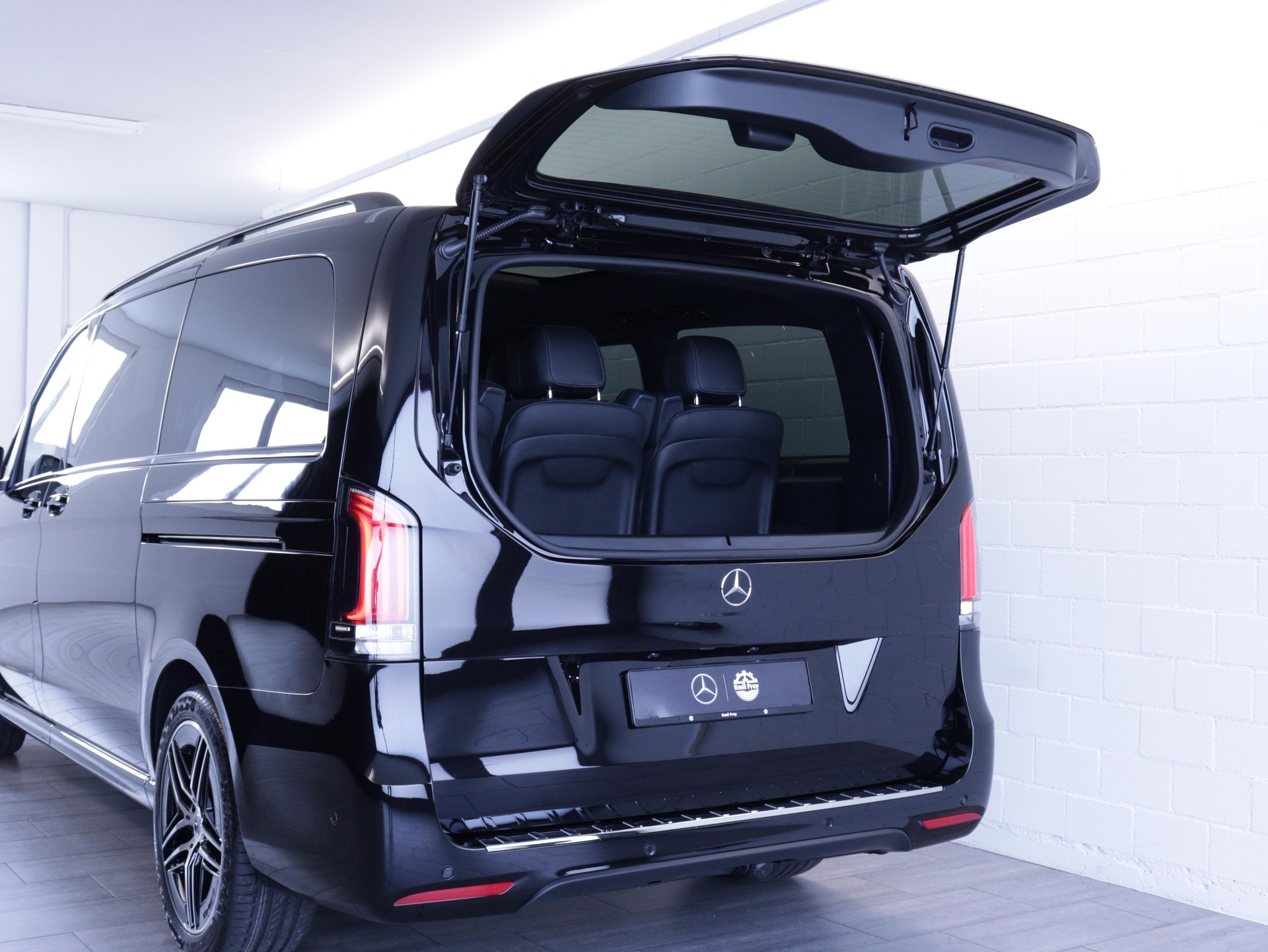 MERCEDES-BENZ V 300 d Swiss Ed. lang 4matic Van-image-14