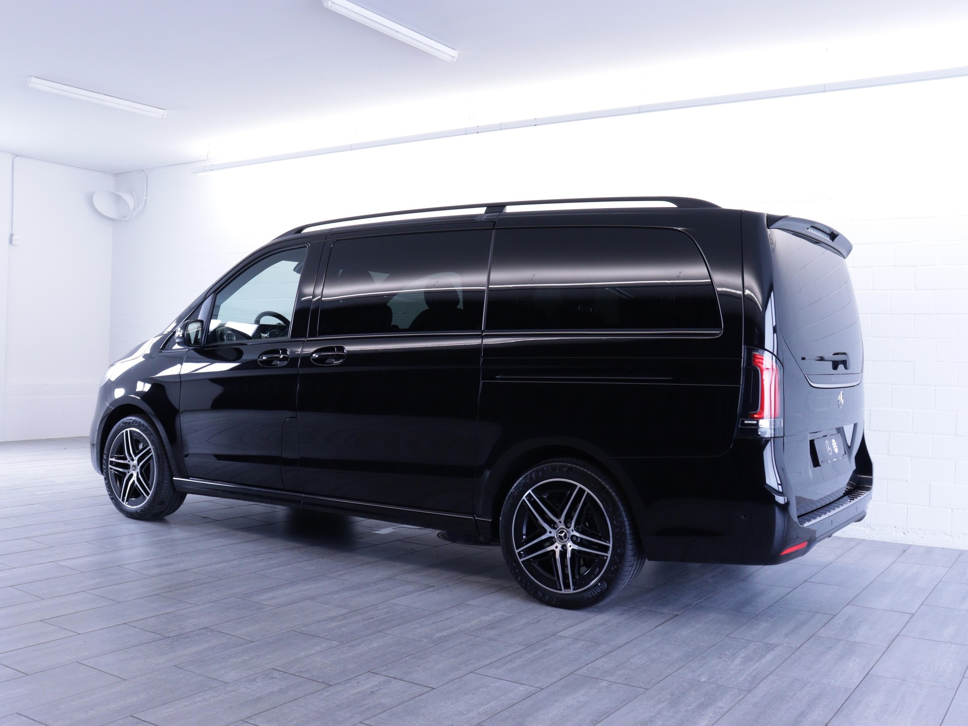 MERCEDES-BENZ V 300 d Swiss Ed. lang 4matic Van-image-2