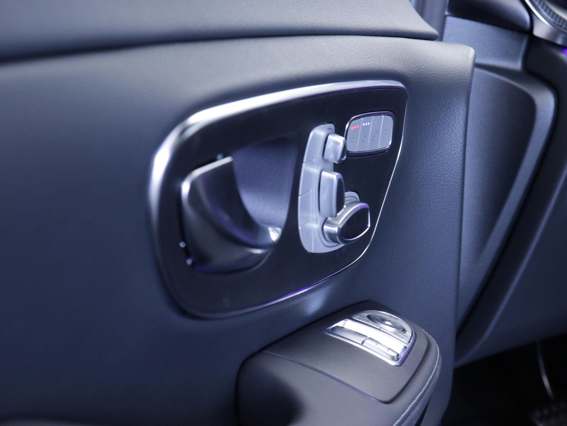 MERCEDES-BENZ V 300 d Swiss Ed. lang 4matic Van-image-8