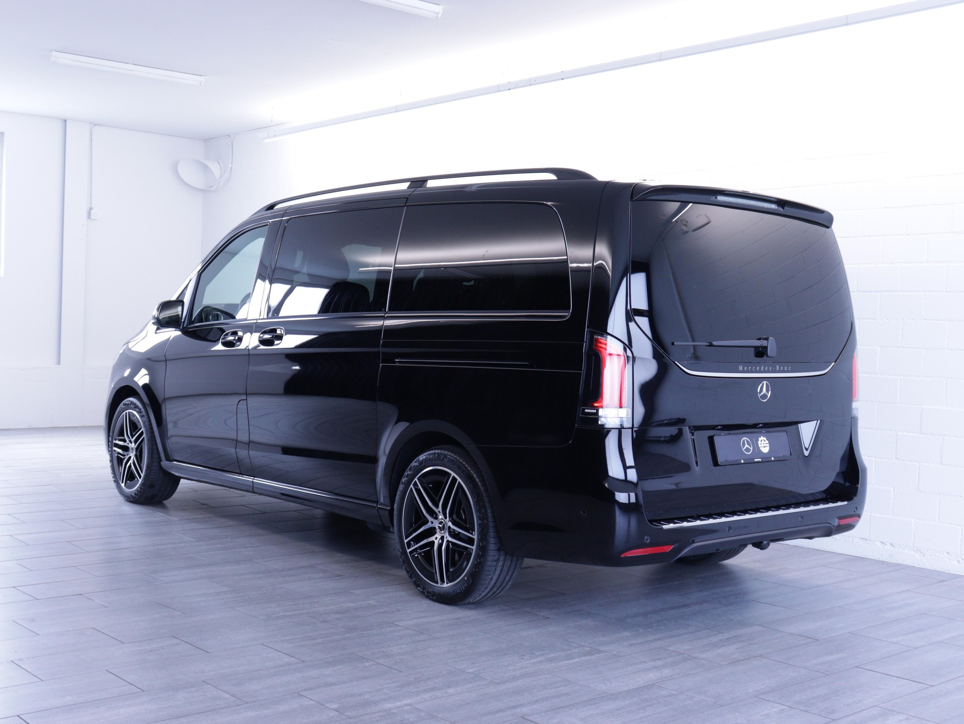 MERCEDES-BENZ V 300 d Swiss Ed. lang 4matic Van-image-3