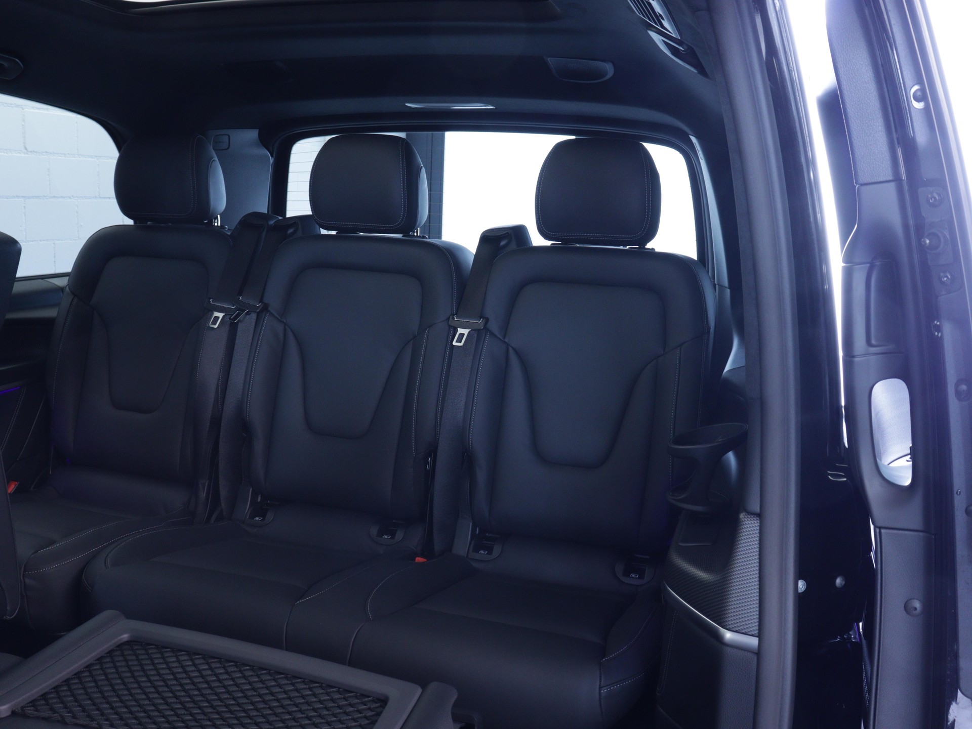 MERCEDES-BENZ V 300 d Swiss Ed. lang 4matic Van-image-11