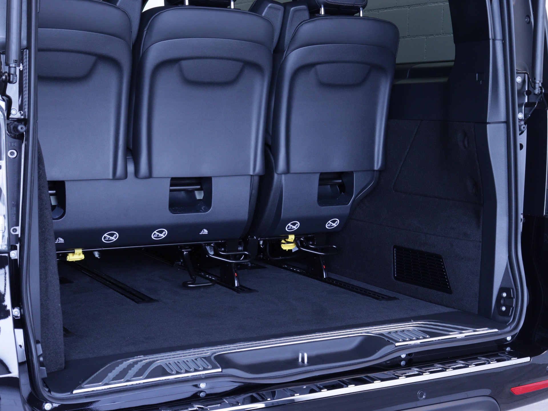 MERCEDES-BENZ V 300 d Swiss Ed. lang 4matic Van-image-12