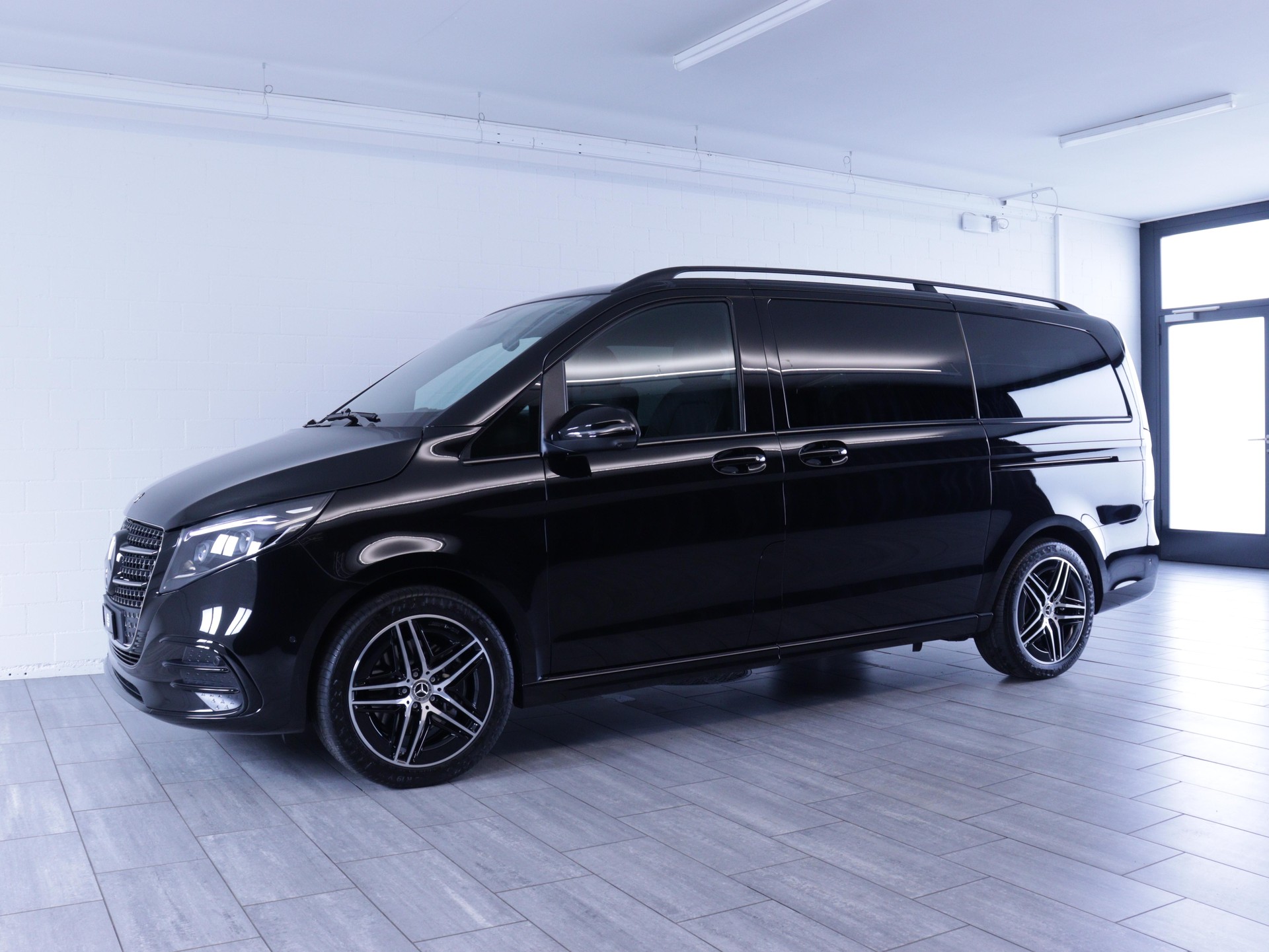 MERCEDES-BENZ V 300 d Swiss Ed. lang 4matic Van-image-1