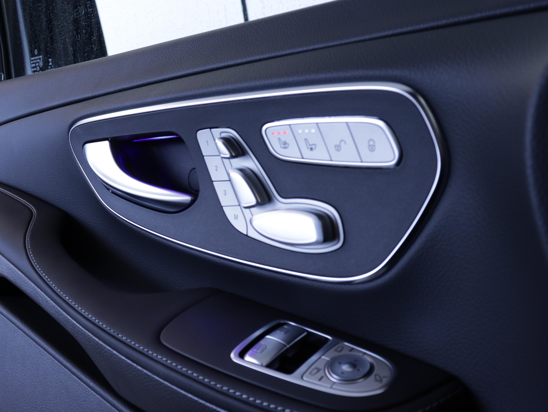 MERCEDES-BENZ V 300 d Swiss Ed. lang 4matic Van-image-9