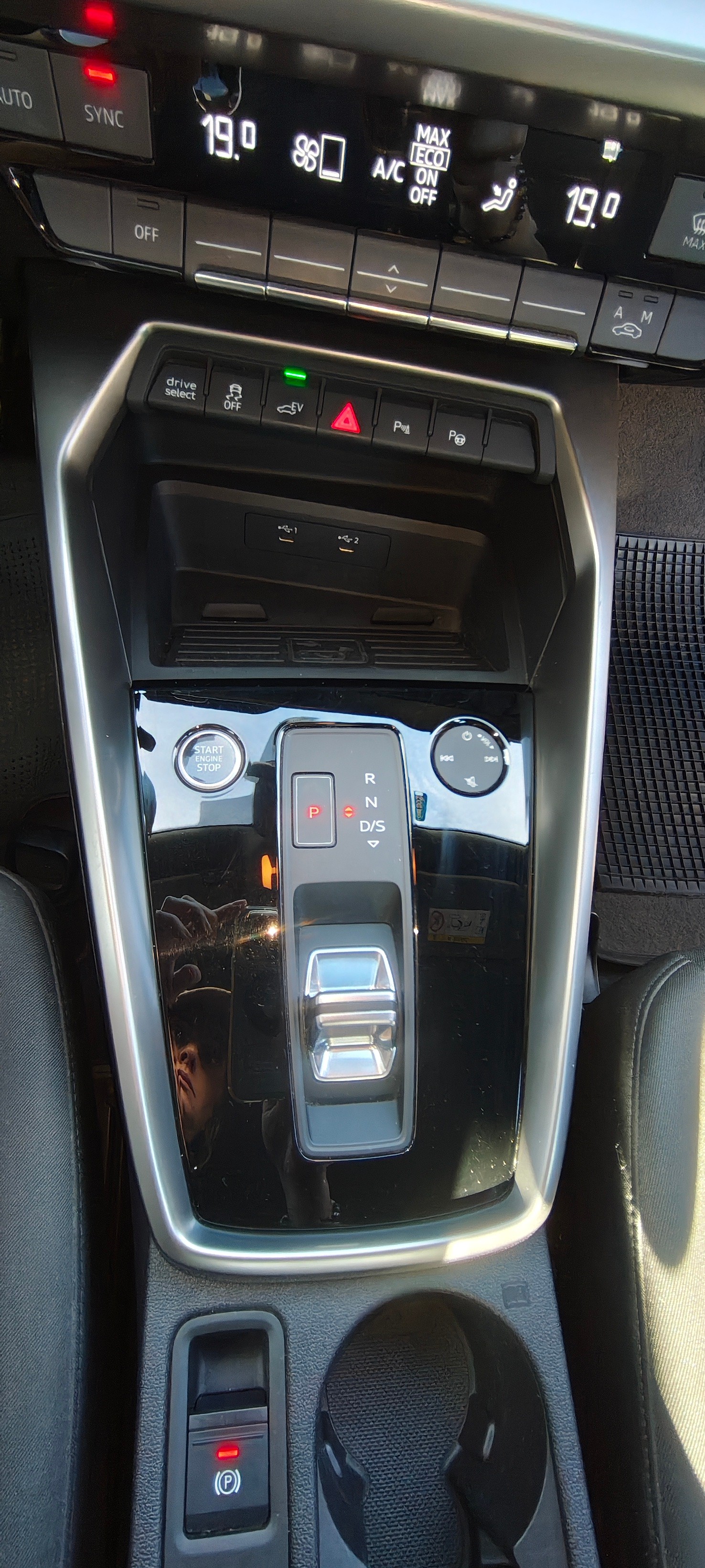 AUDI 1.4 40 TFSI e S-Tronic-image-12