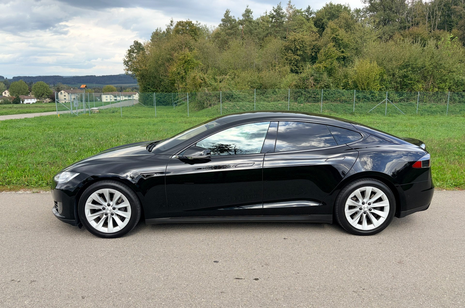 TESLA Model S 85 D-image-1