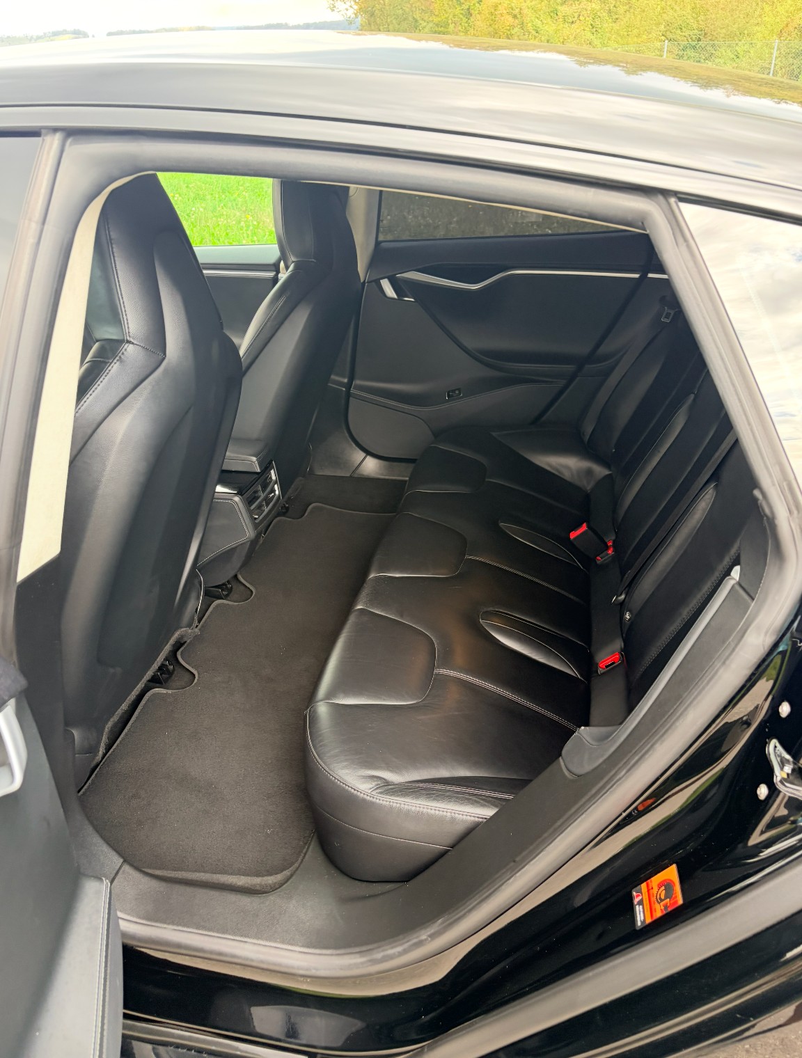 TESLA Model S 85 D-image-6