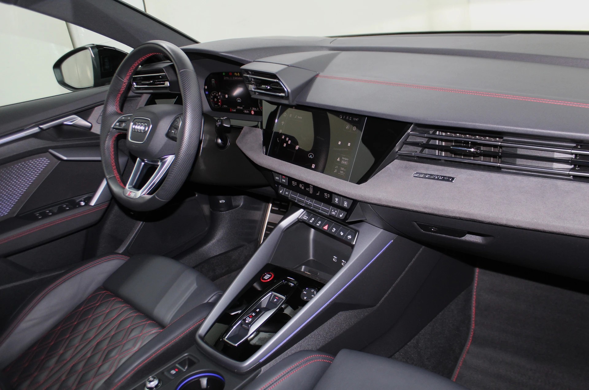 AUDI S3 Sportback TFSI quattro S-tronic 333PS Optikpaket schwarz / CH-Fahrzeug-image-11