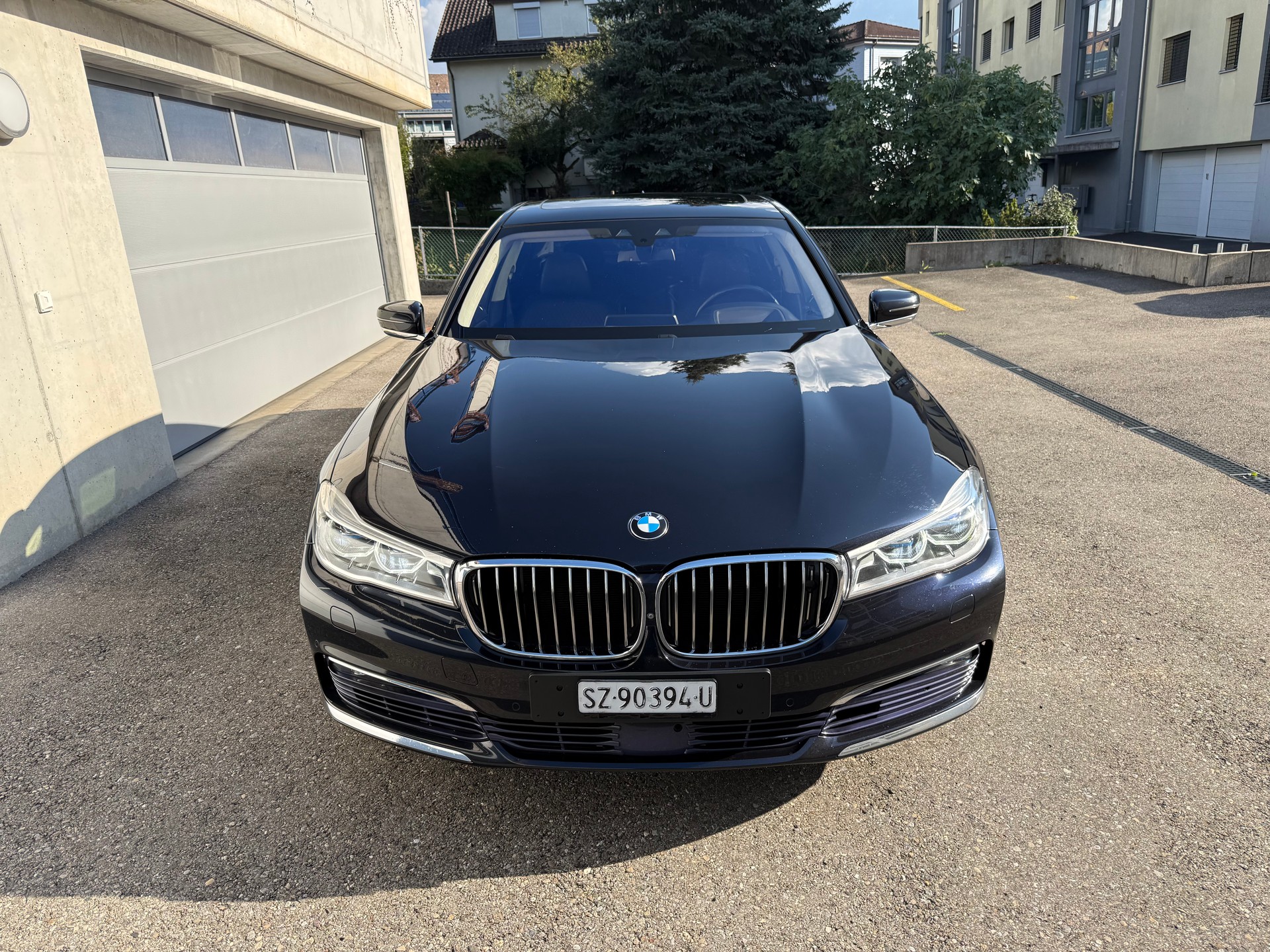 BMW 750i xDrive Individual-image-1