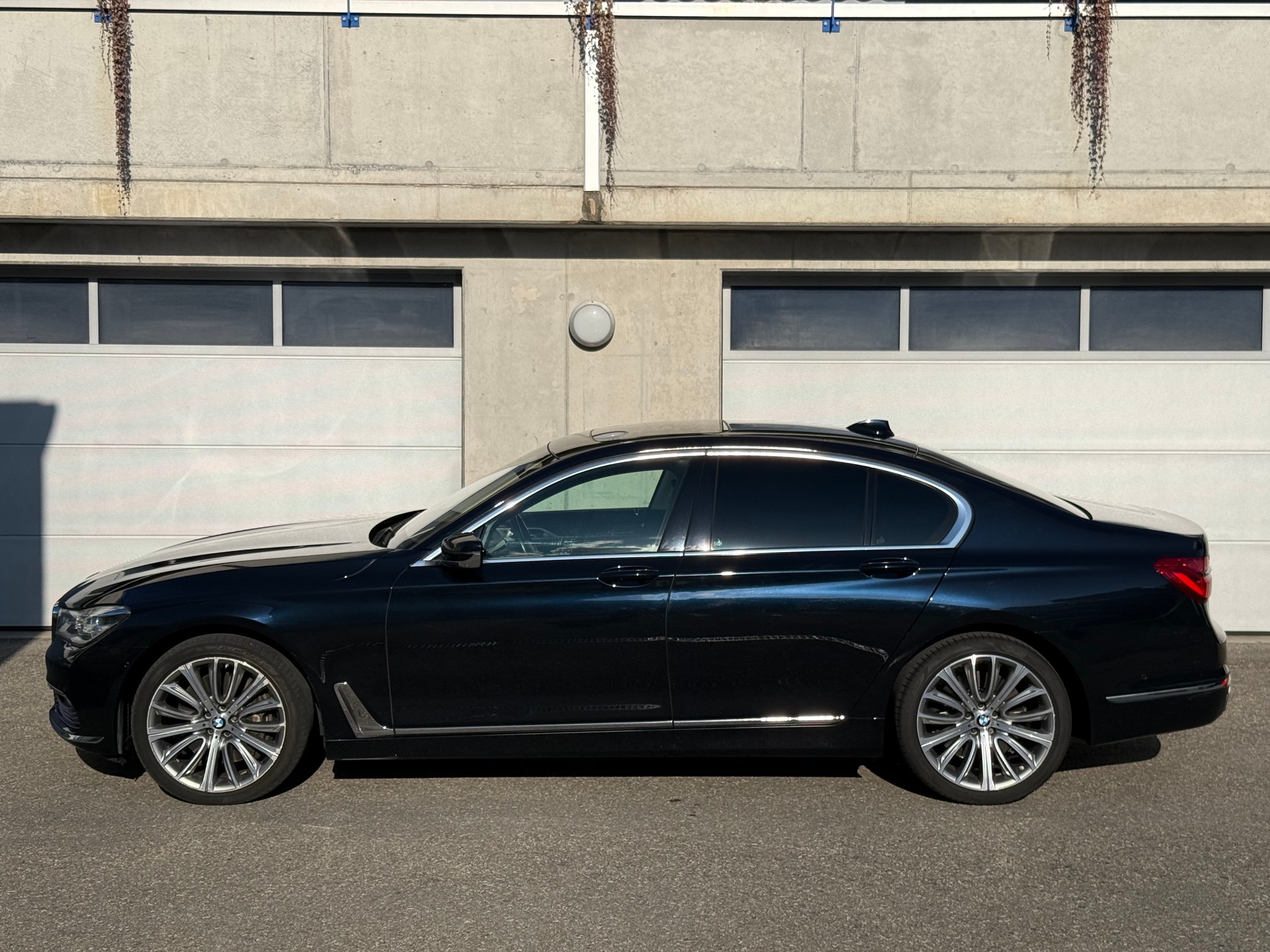BMW 750i xDrive Individual-image-6