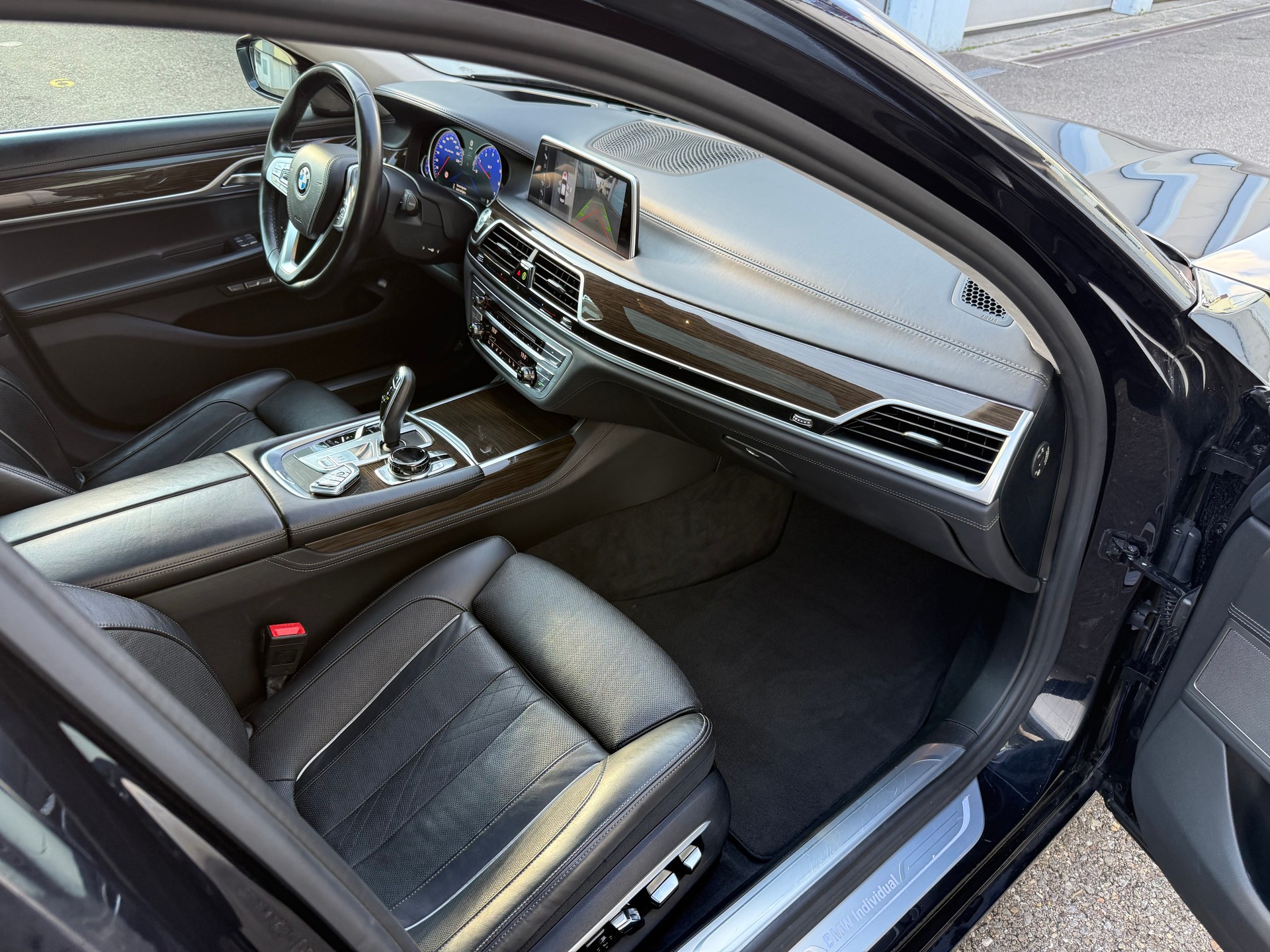 BMW 750i xDrive Individual-image-12