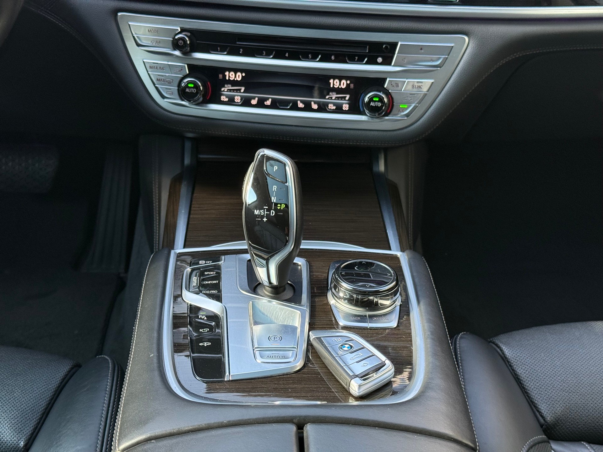 BMW 750i xDrive Individual-image-19