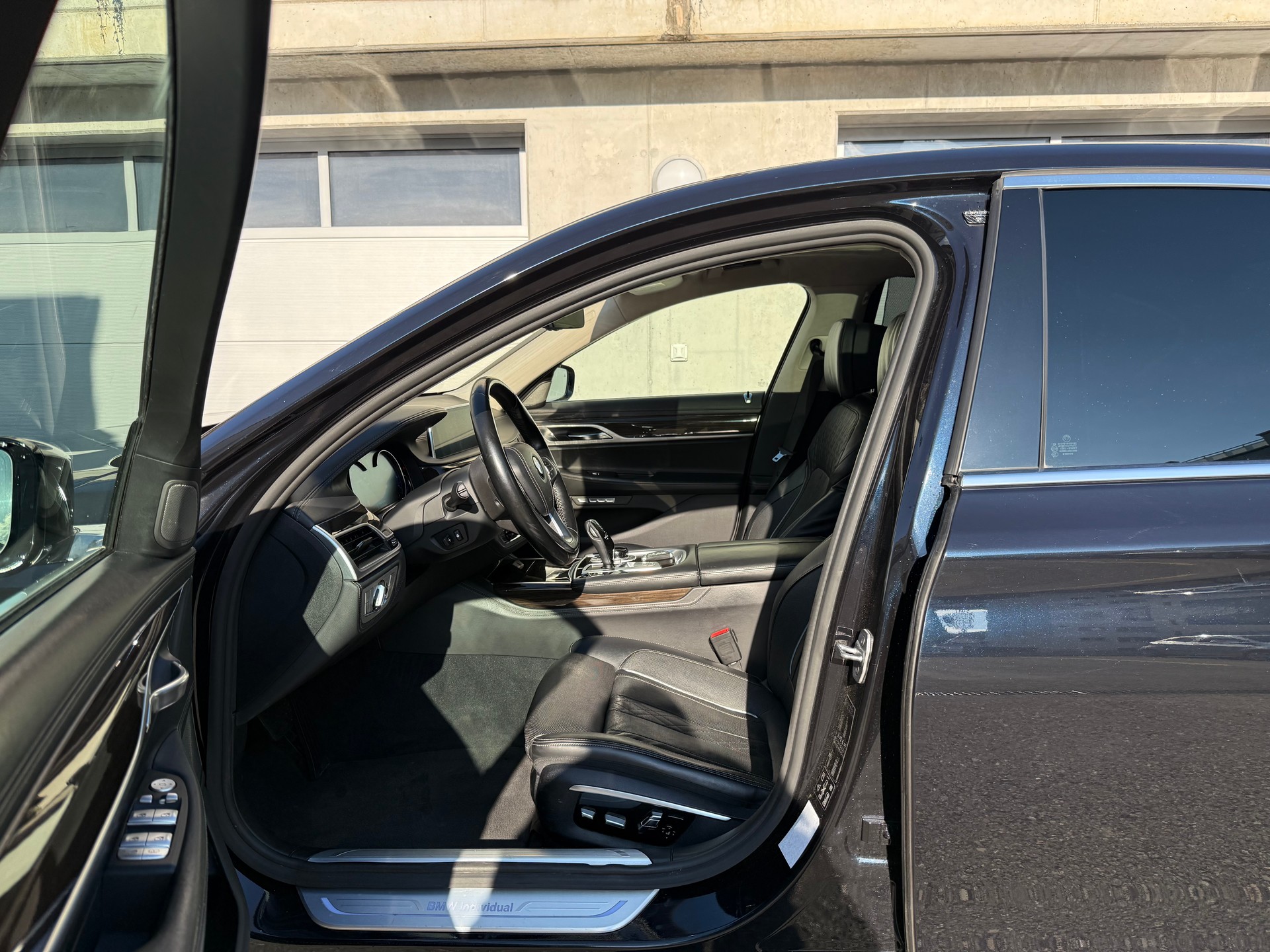 BMW 750i xDrive Individual-image-9