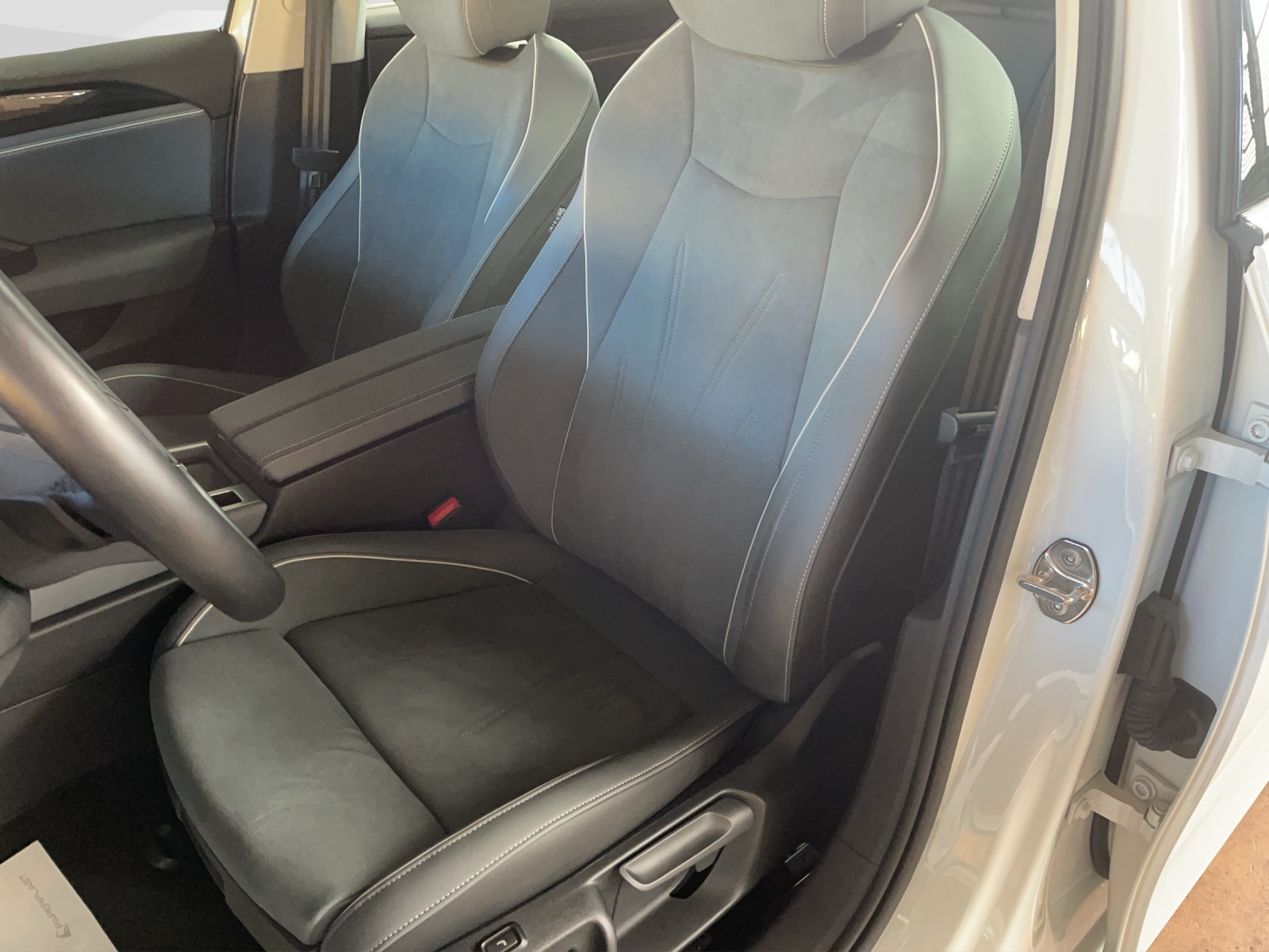 VW Passat Variant 2.0 TDI Business DSG-image-12