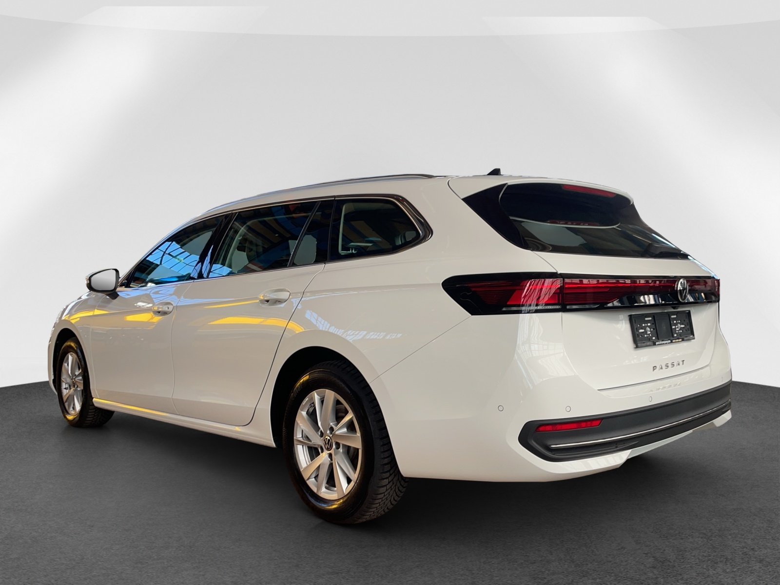 VW Passat Variant 2.0 TDI Business DSG-image-4