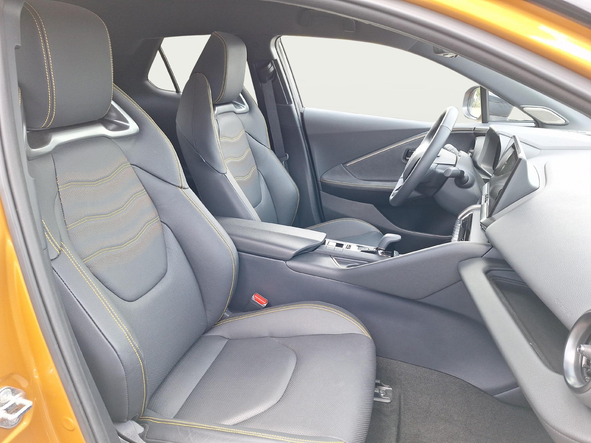 TOYOTA C-HR 2.0 HEV Style Premiere 4x4-image-8