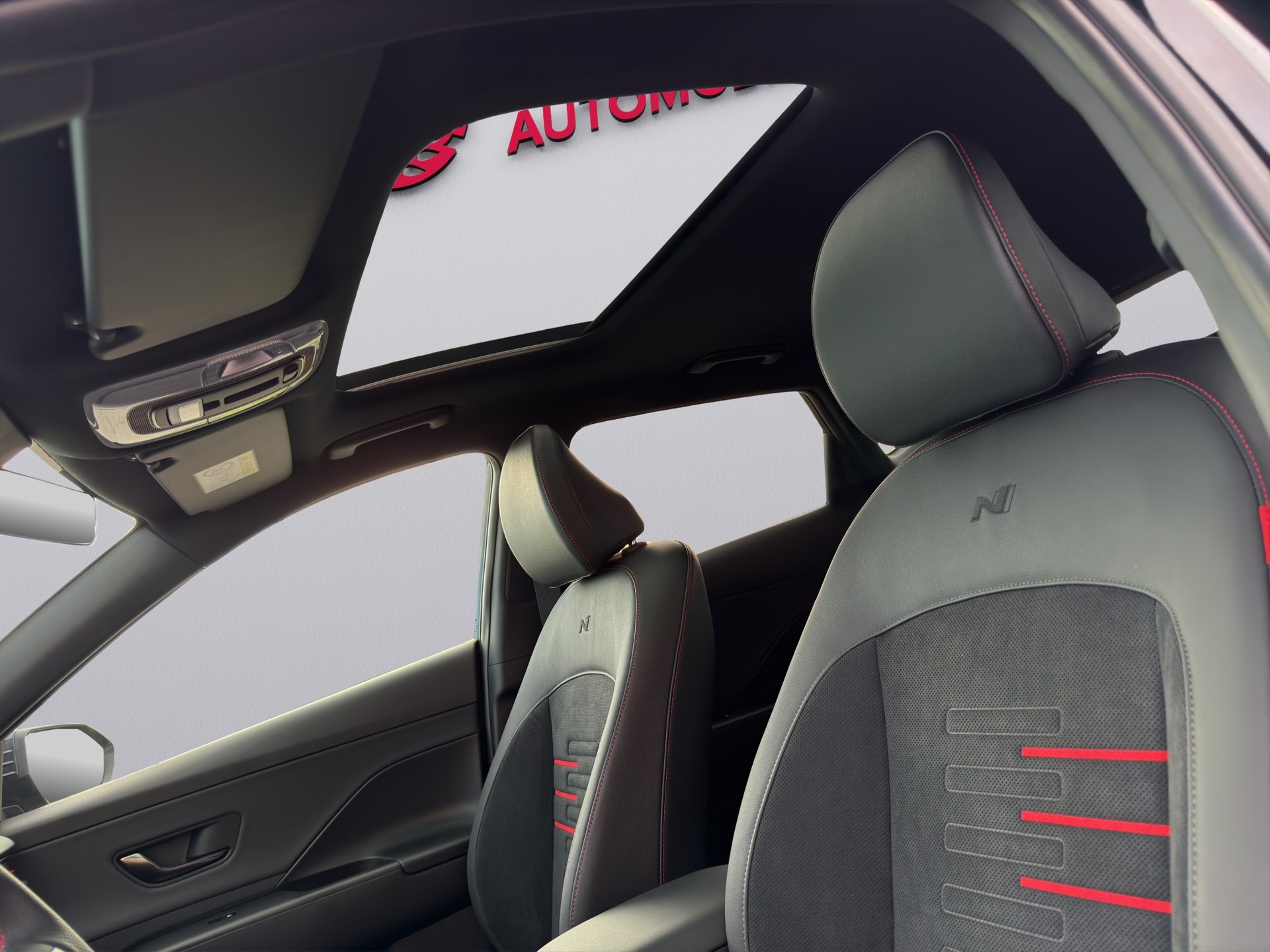 HYUNDAI Kona EV 65.4 kWh N Line-image-12