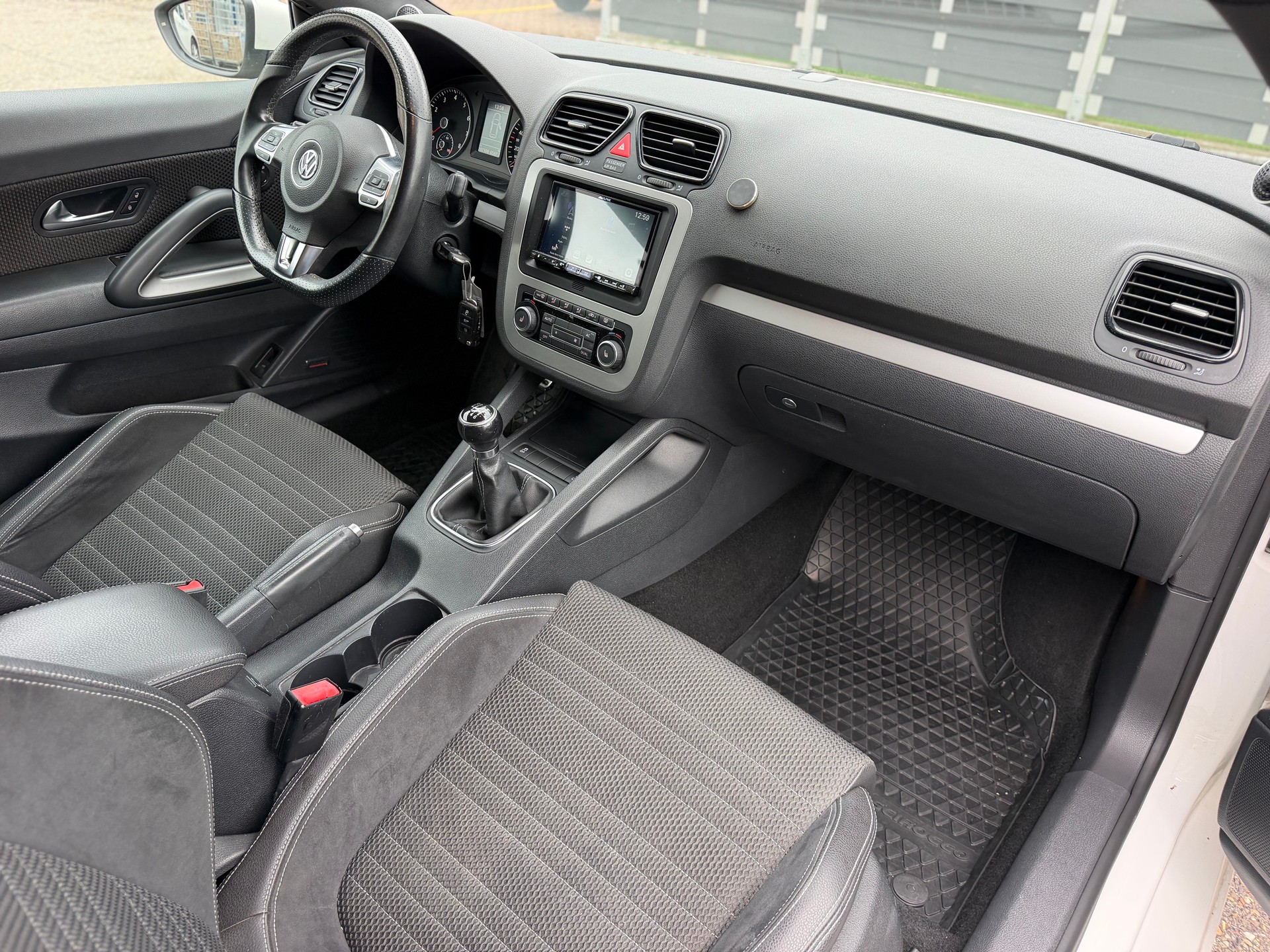 VW Scirocco 1.4 TSI BlueMotion Technology-image-9