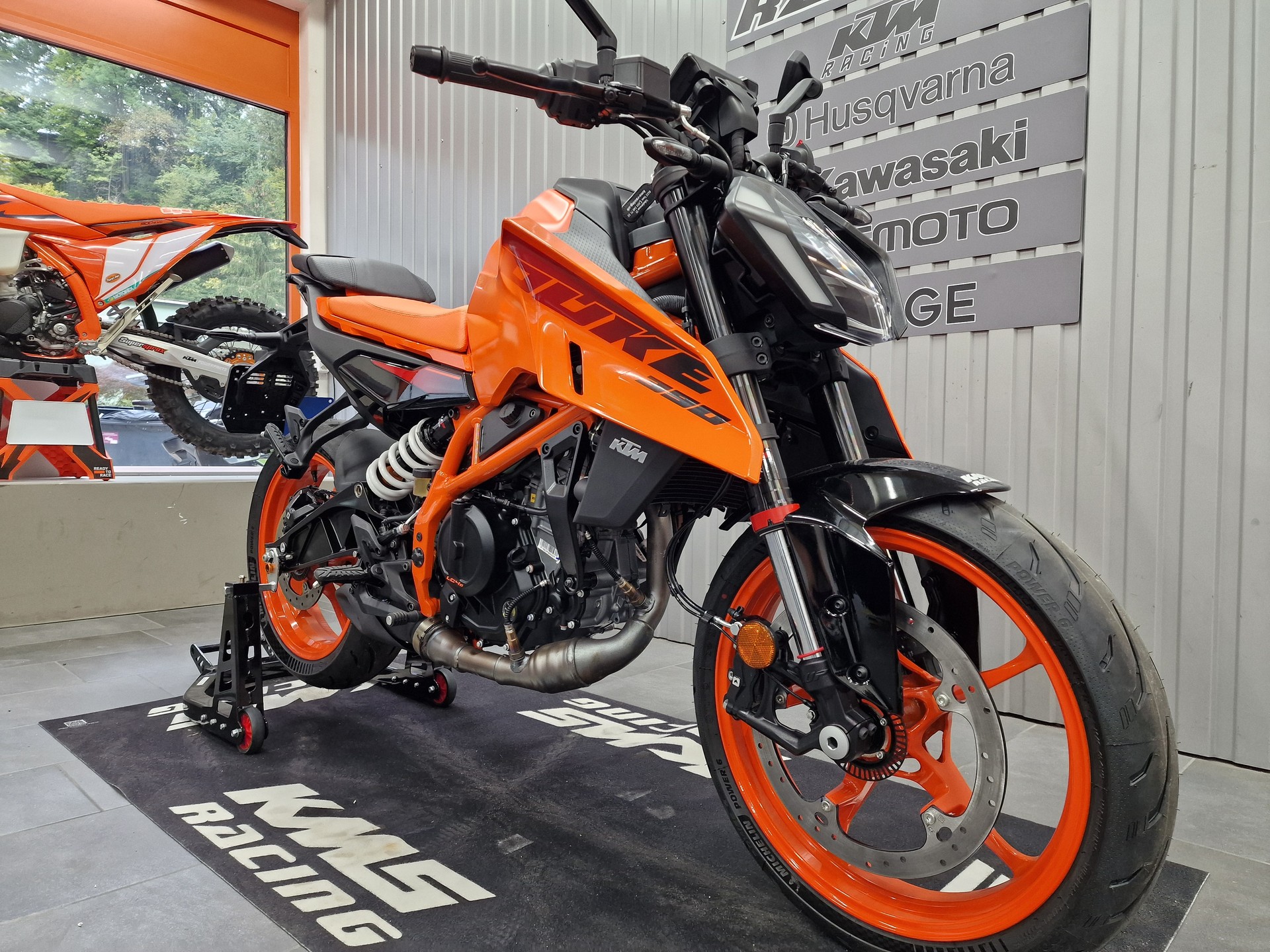 KTM 390 Duke-showroom-element-1
