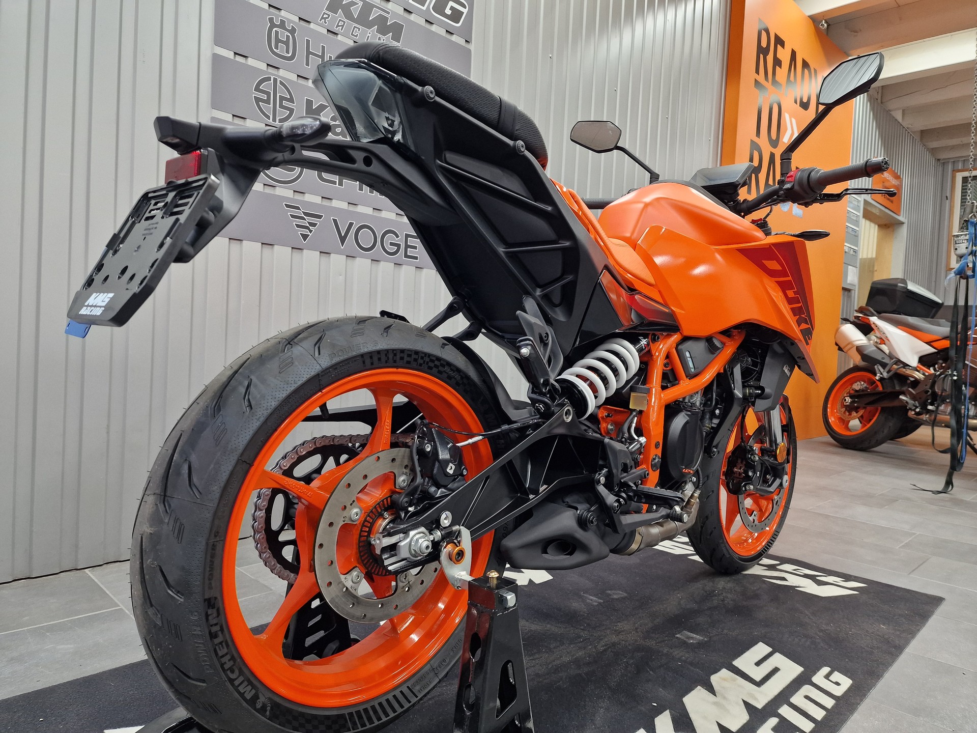 KTM 390 Duke-showroom-element-3