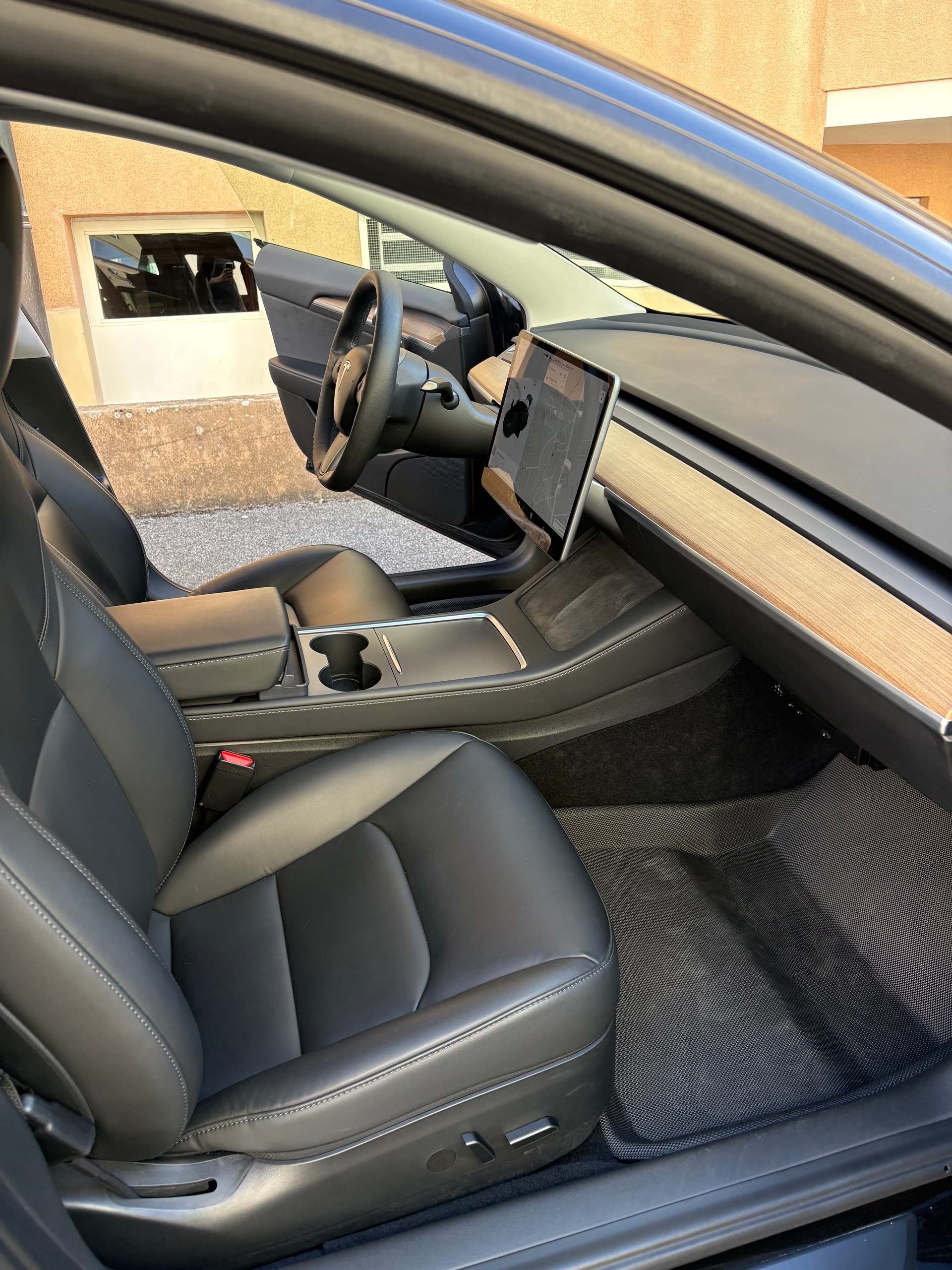 TESLA Model 3-image-11
