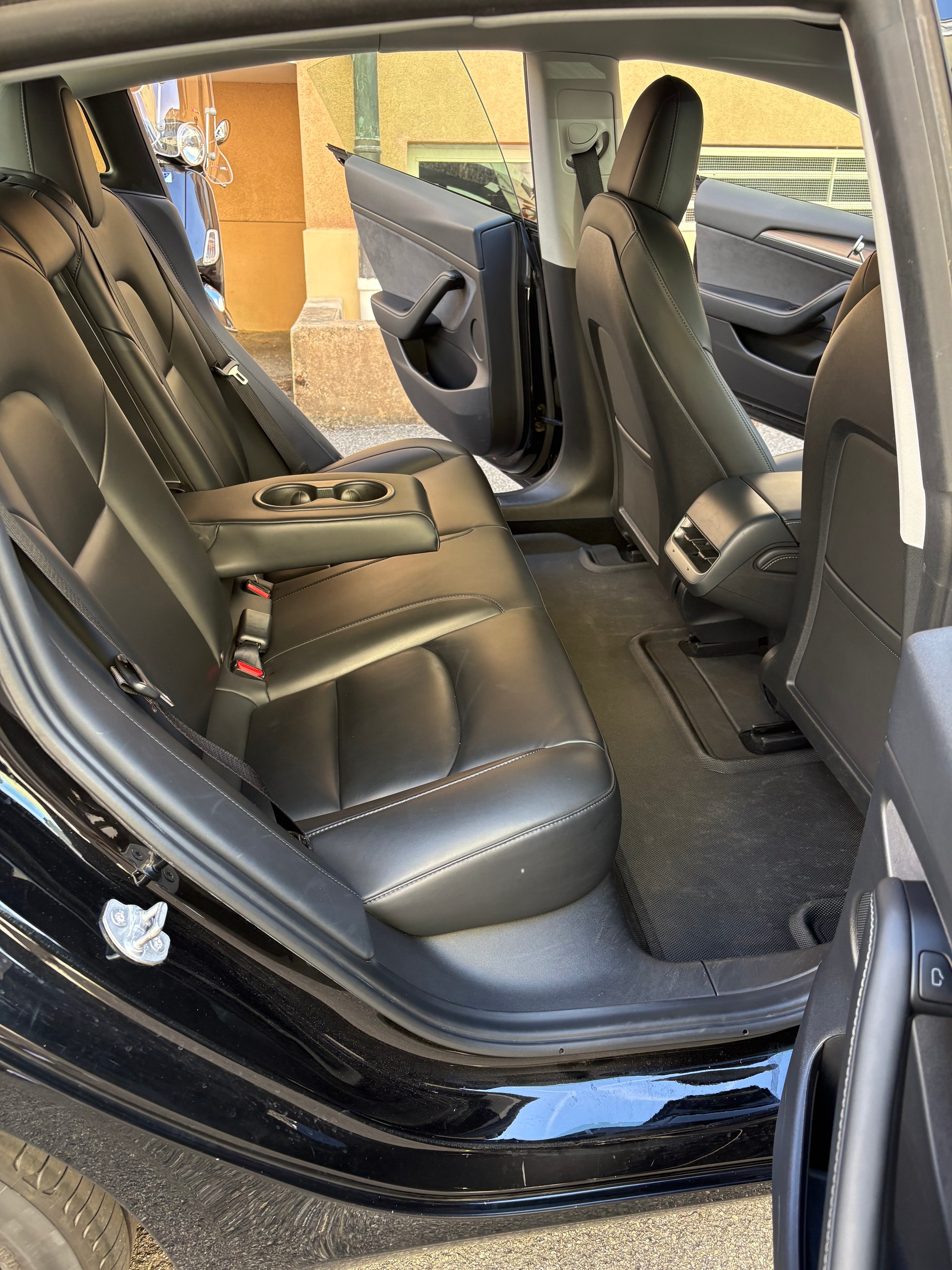 TESLA Model 3-image-10