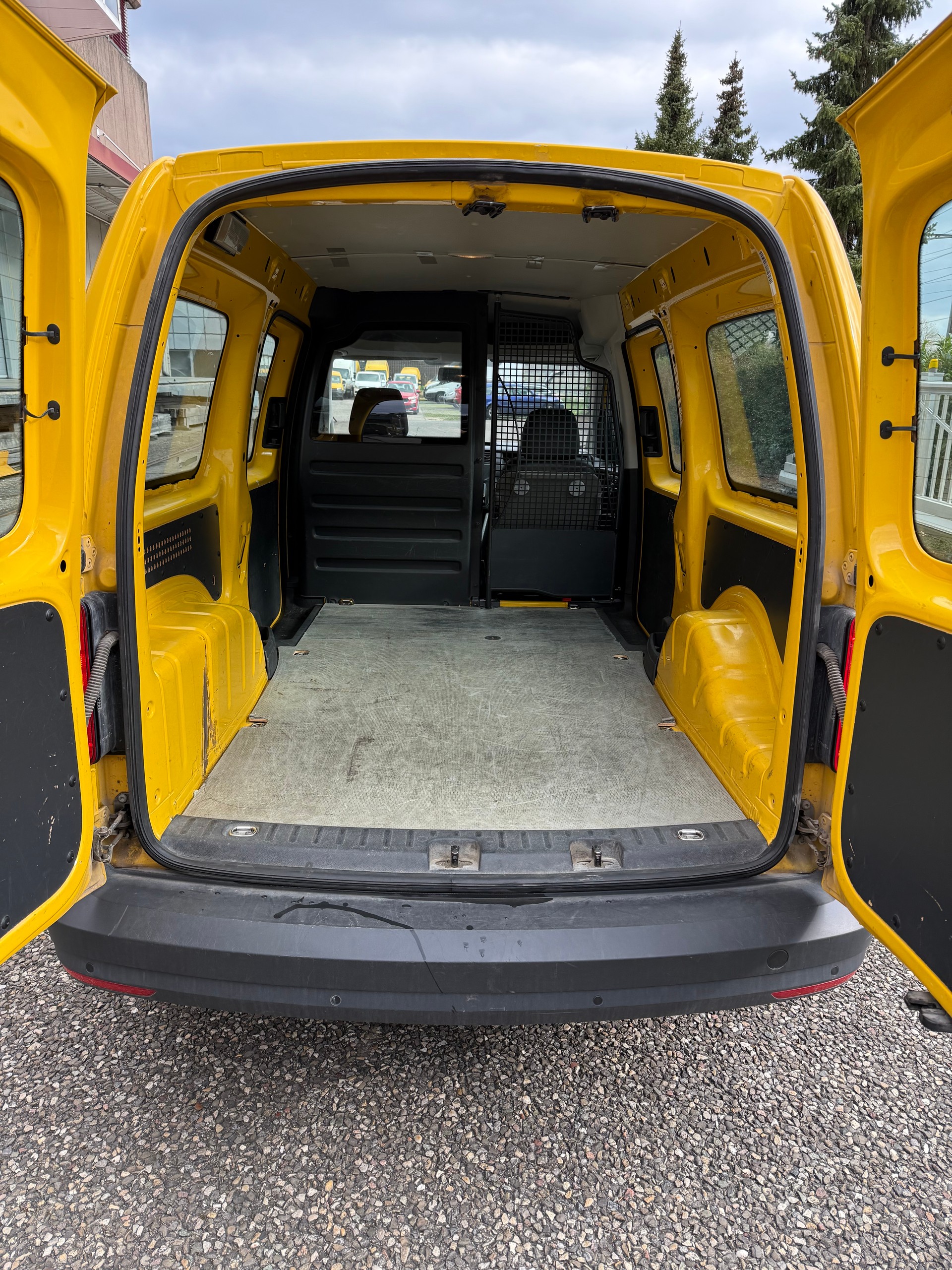 VW Caddy Maxi 2.0D 4Motion-image-5
