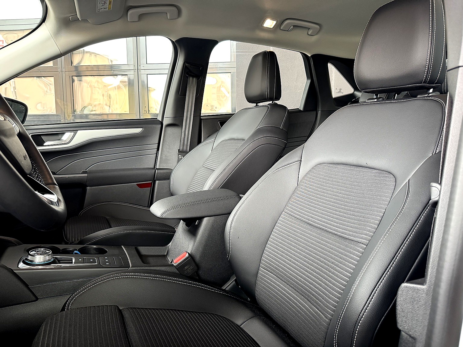 FORD Kuga 2.0 TDCi EcoBlue Cool & Connect 4WD-image-16