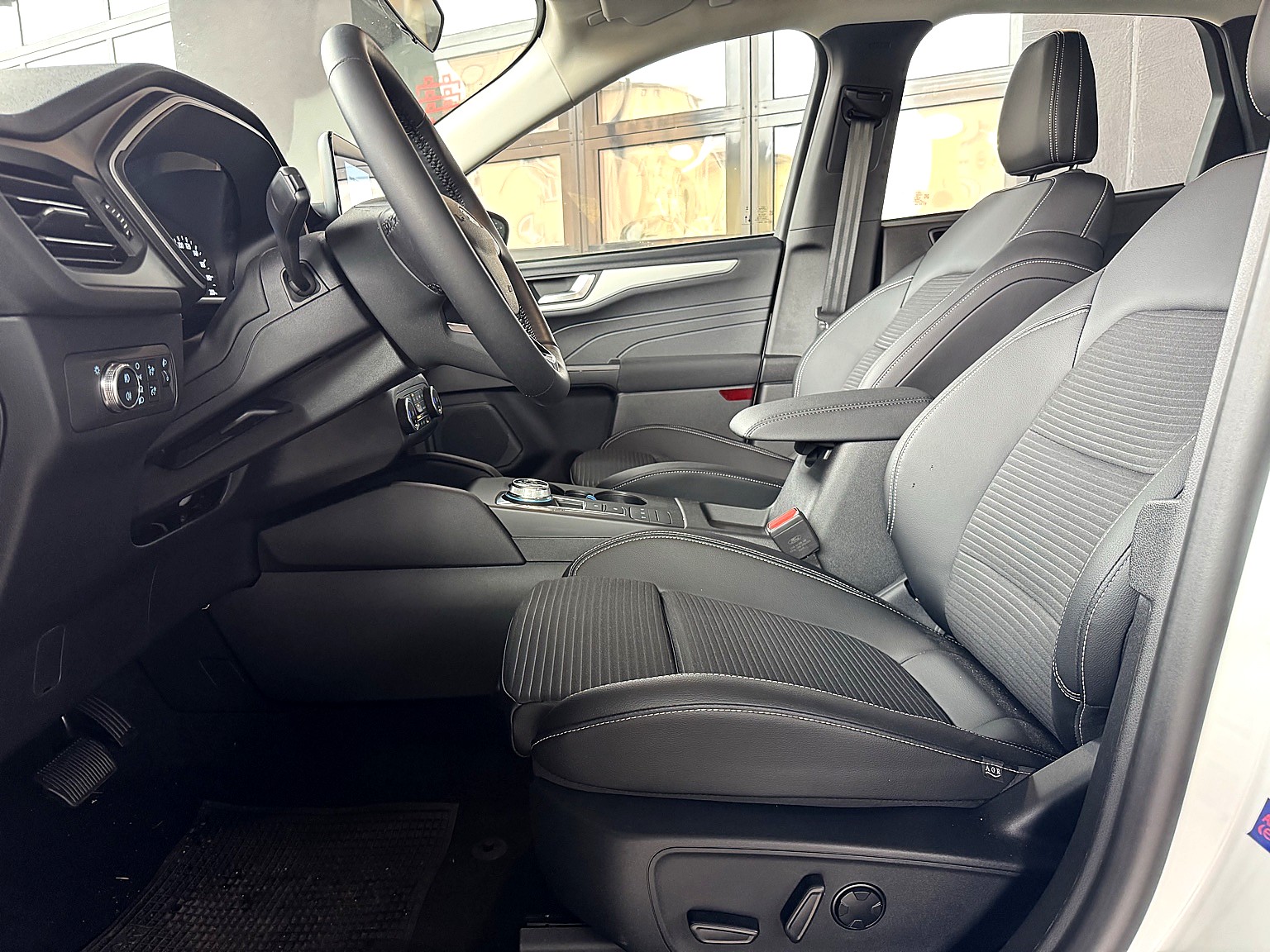 FORD Kuga 2.0 TDCi EcoBlue Cool & Connect 4WD-image-10