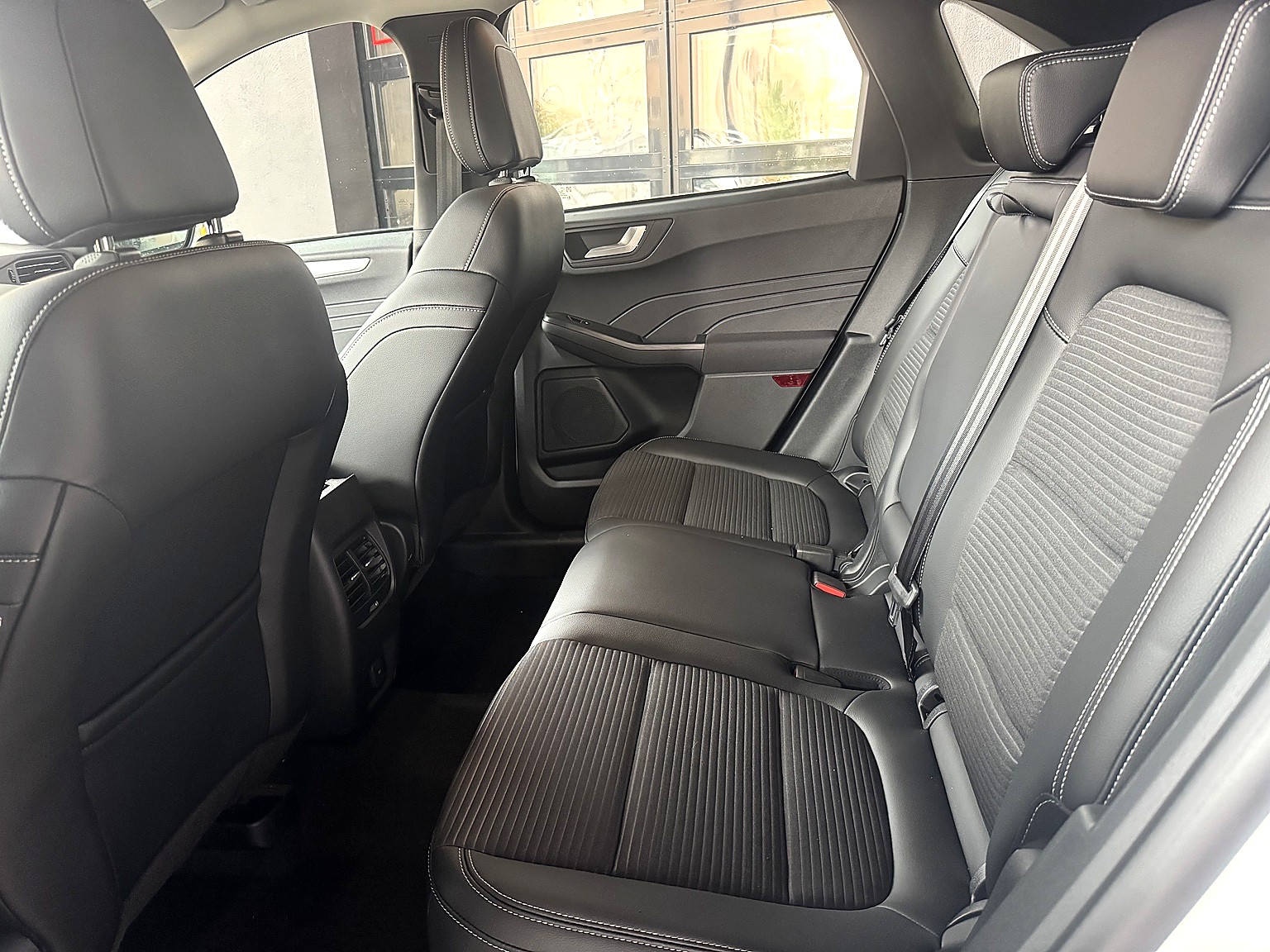 FORD Kuga 2.0 TDCi EcoBlue Cool & Connect 4WD-image-11