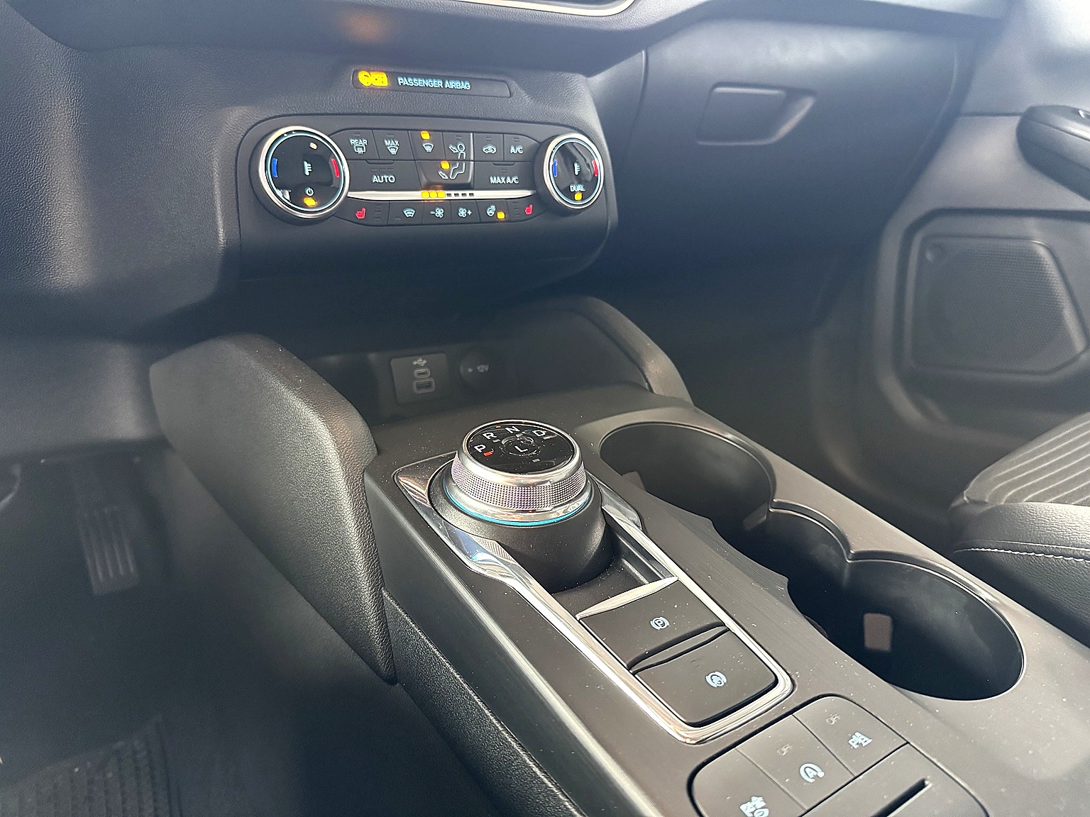 FORD Kuga 2.0 TDCi EcoBlue Cool & Connect 4WD-image-15