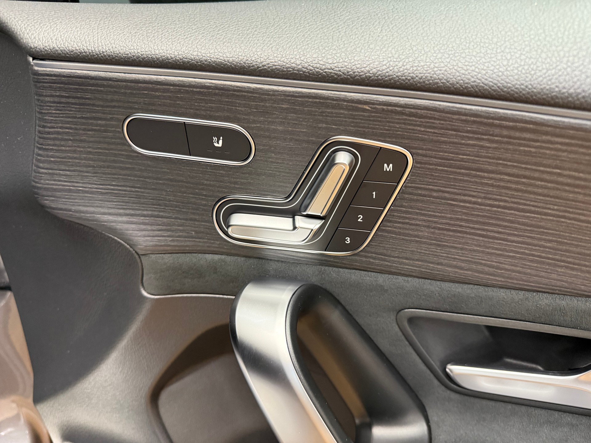 MERCEDES-BENZ A 250 4M - AMG / DISTRONIC / 360 Grad Kamera / Memory / MSI+-image-7